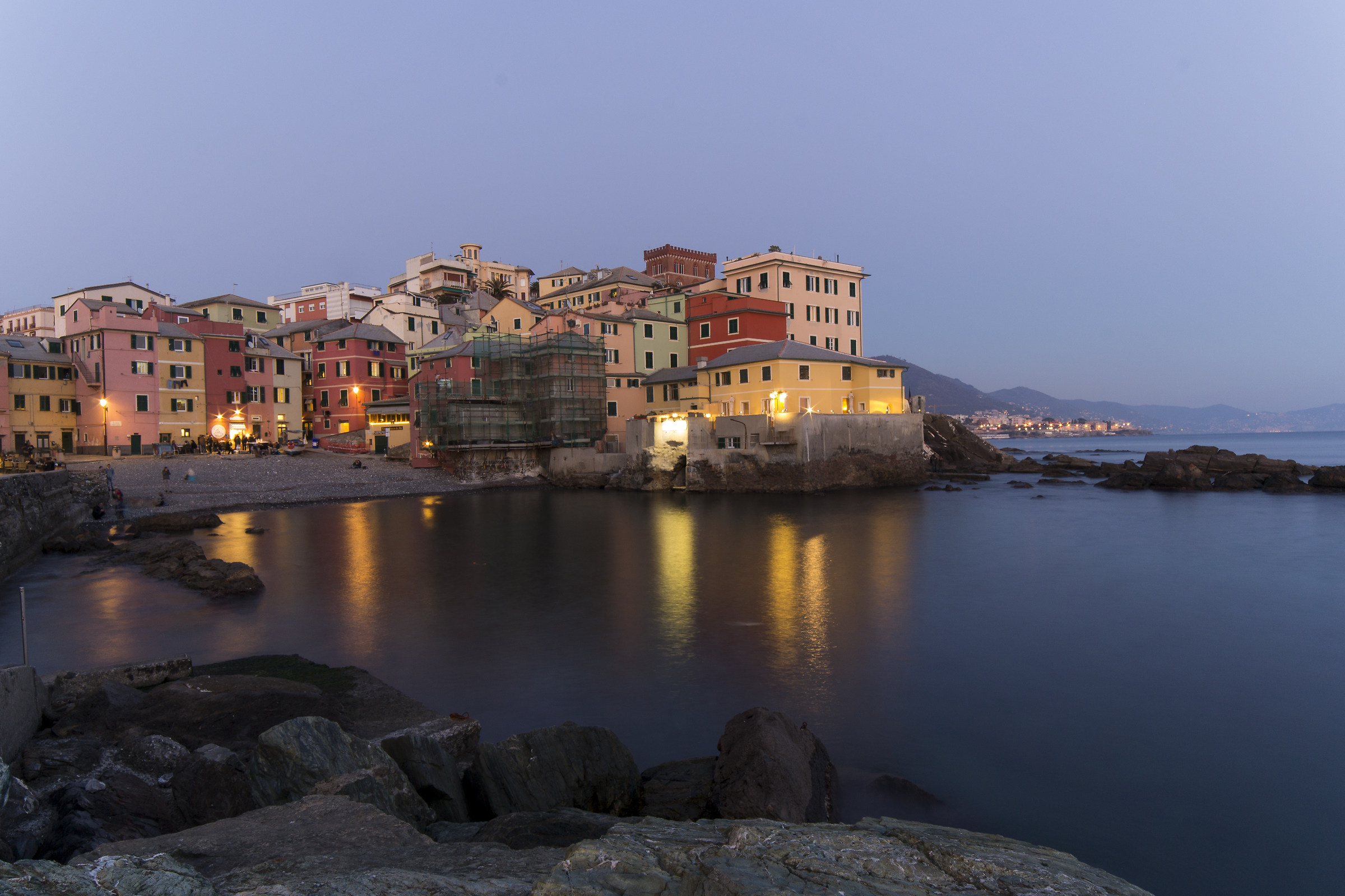 Cala la sera su Boccadasse