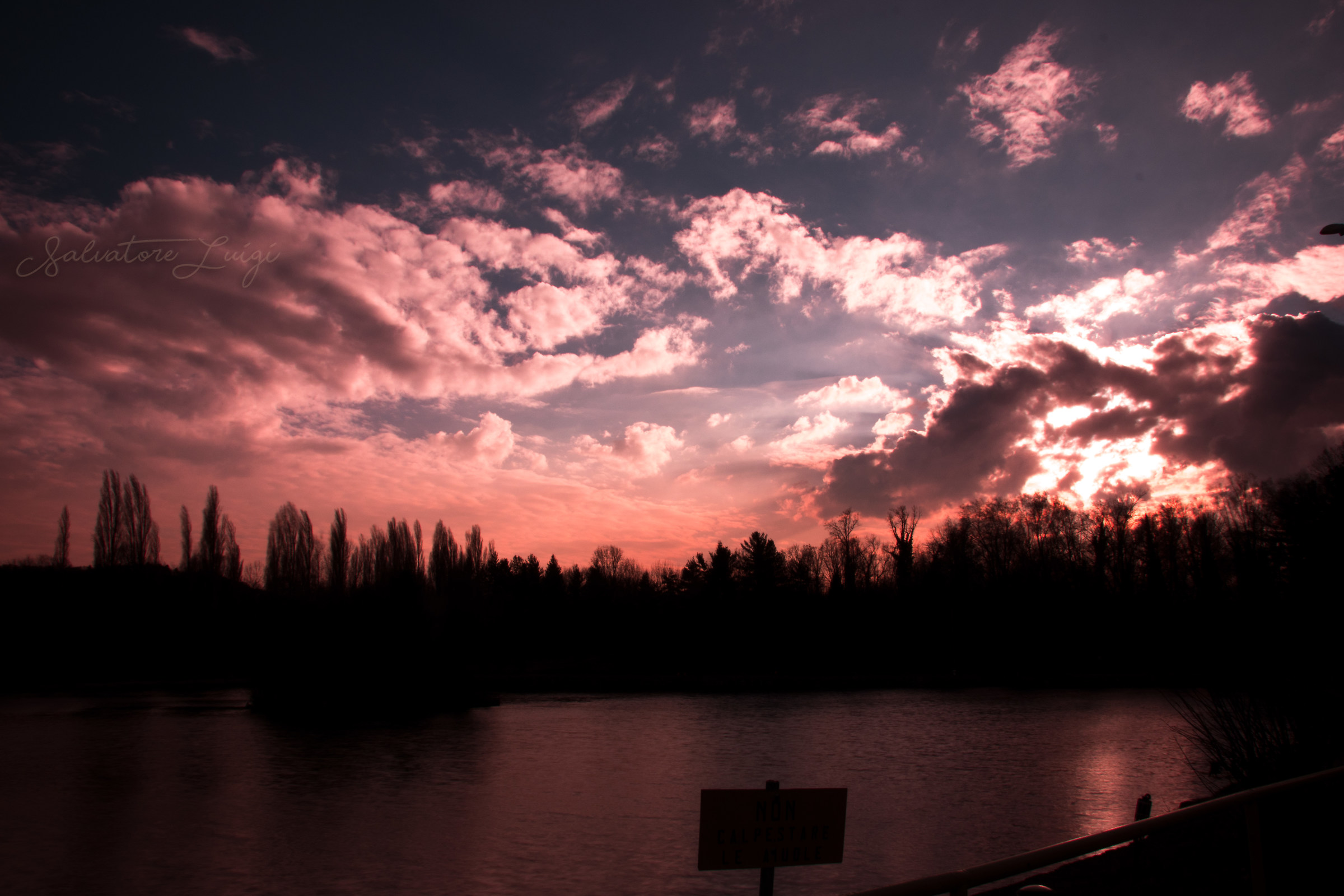 Sky of fire on the lake