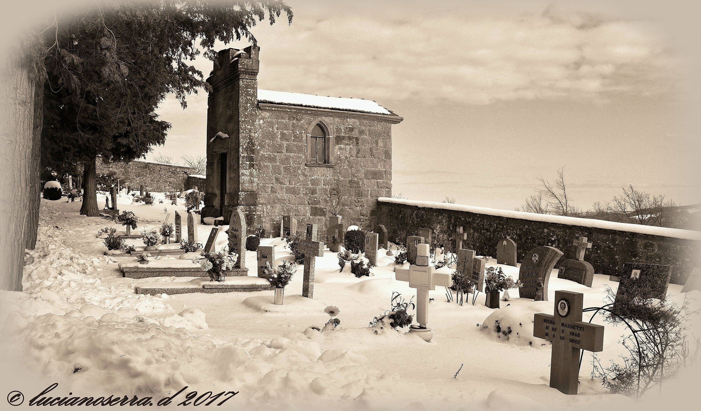 Piccolo camposanto a Montalbano di Firenzuola (Fi)