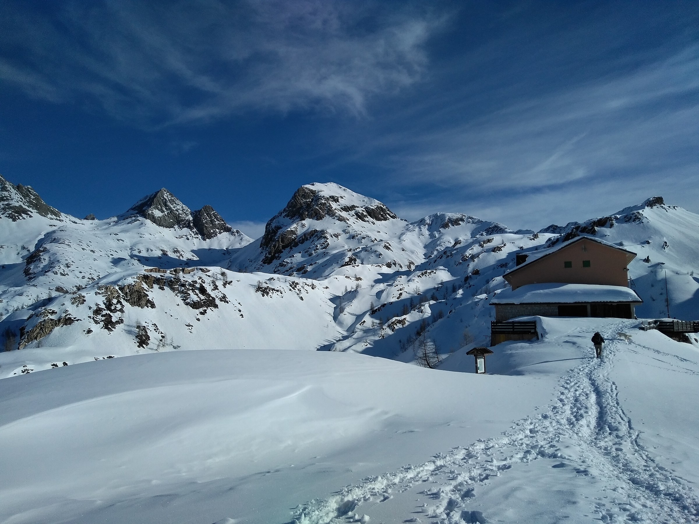 Rifugio Calvi...dietro pizzo Diavolo e Diavolino