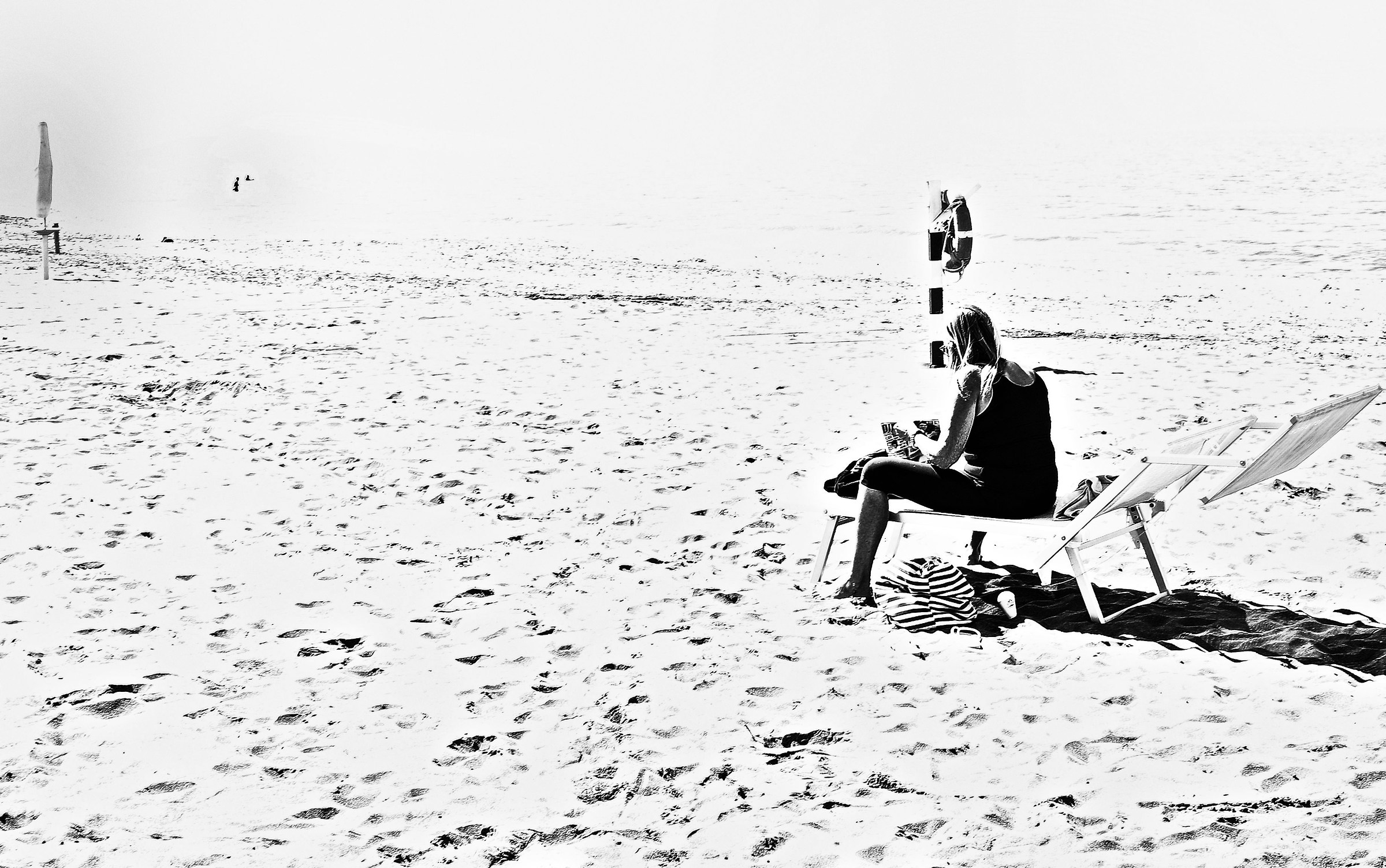 Sola con la sua rivista