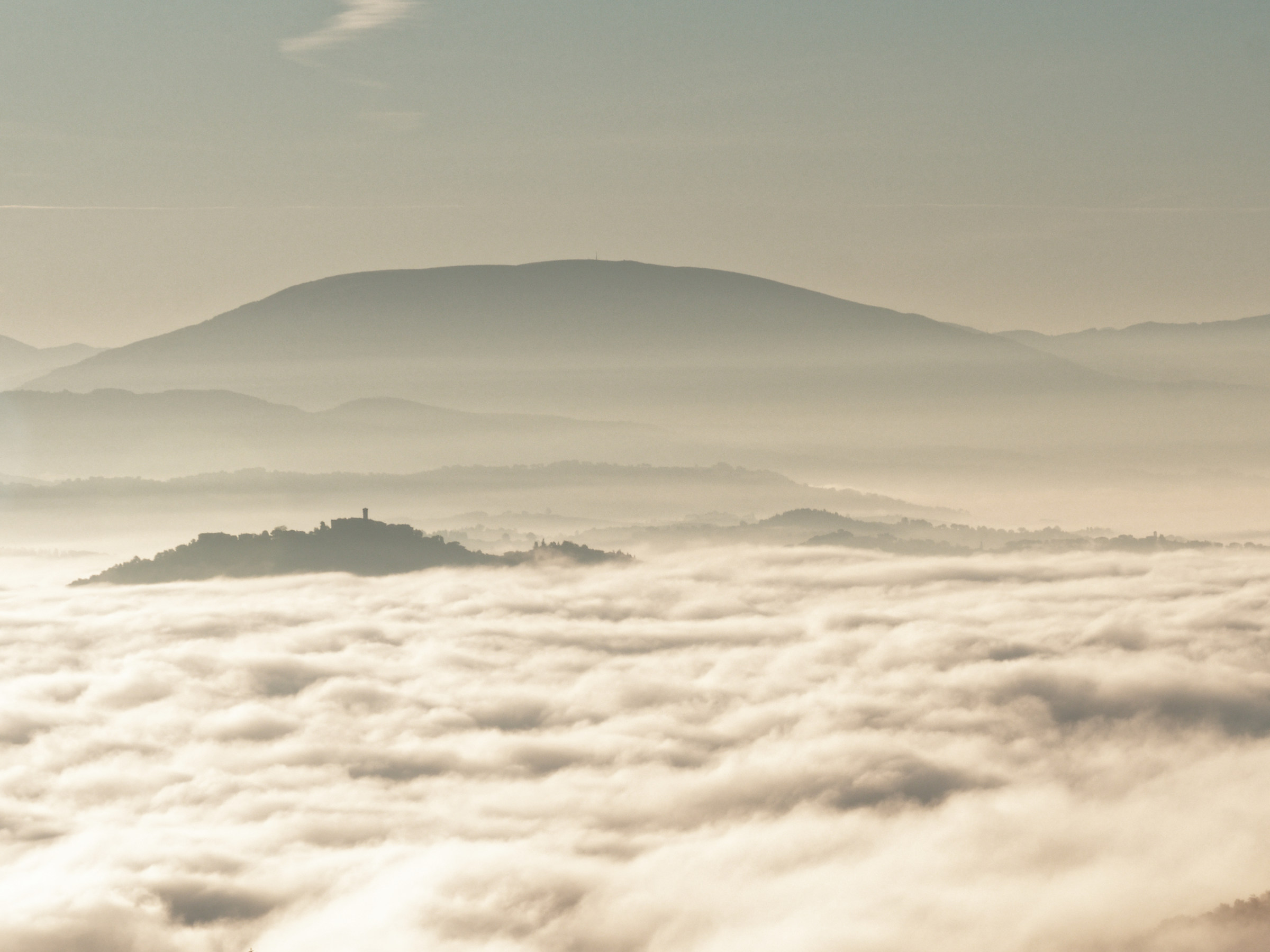 Isola nella nebbia, viste da monte Corona