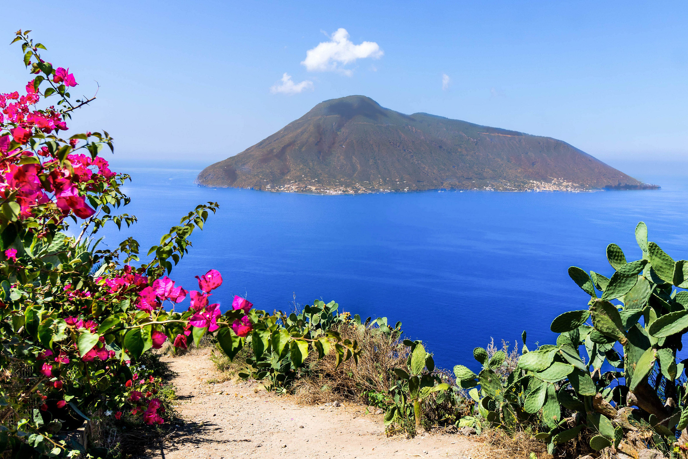 Salina vista da Lipari