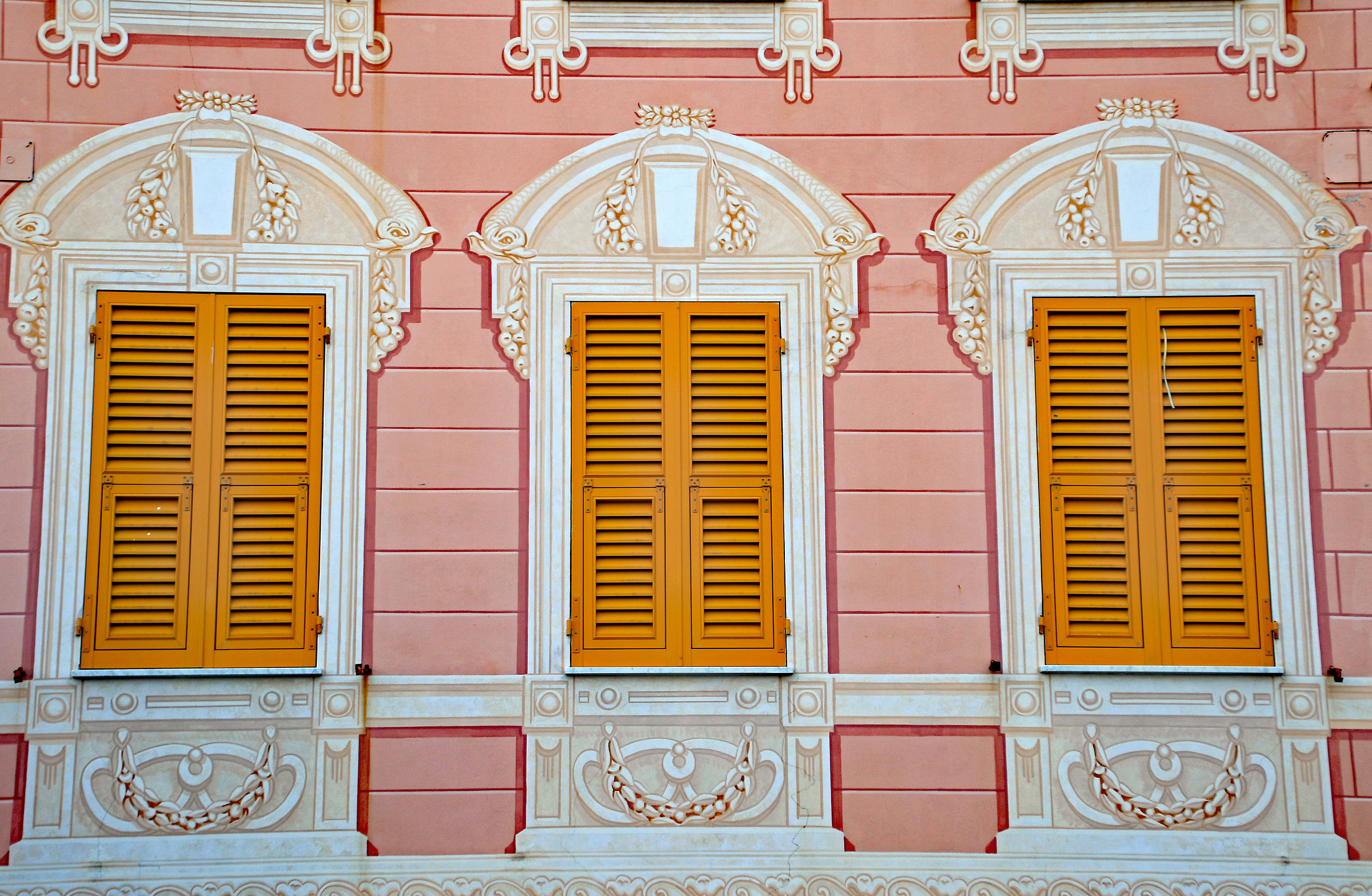 Varazze (Liguria): Facciata edificio-1