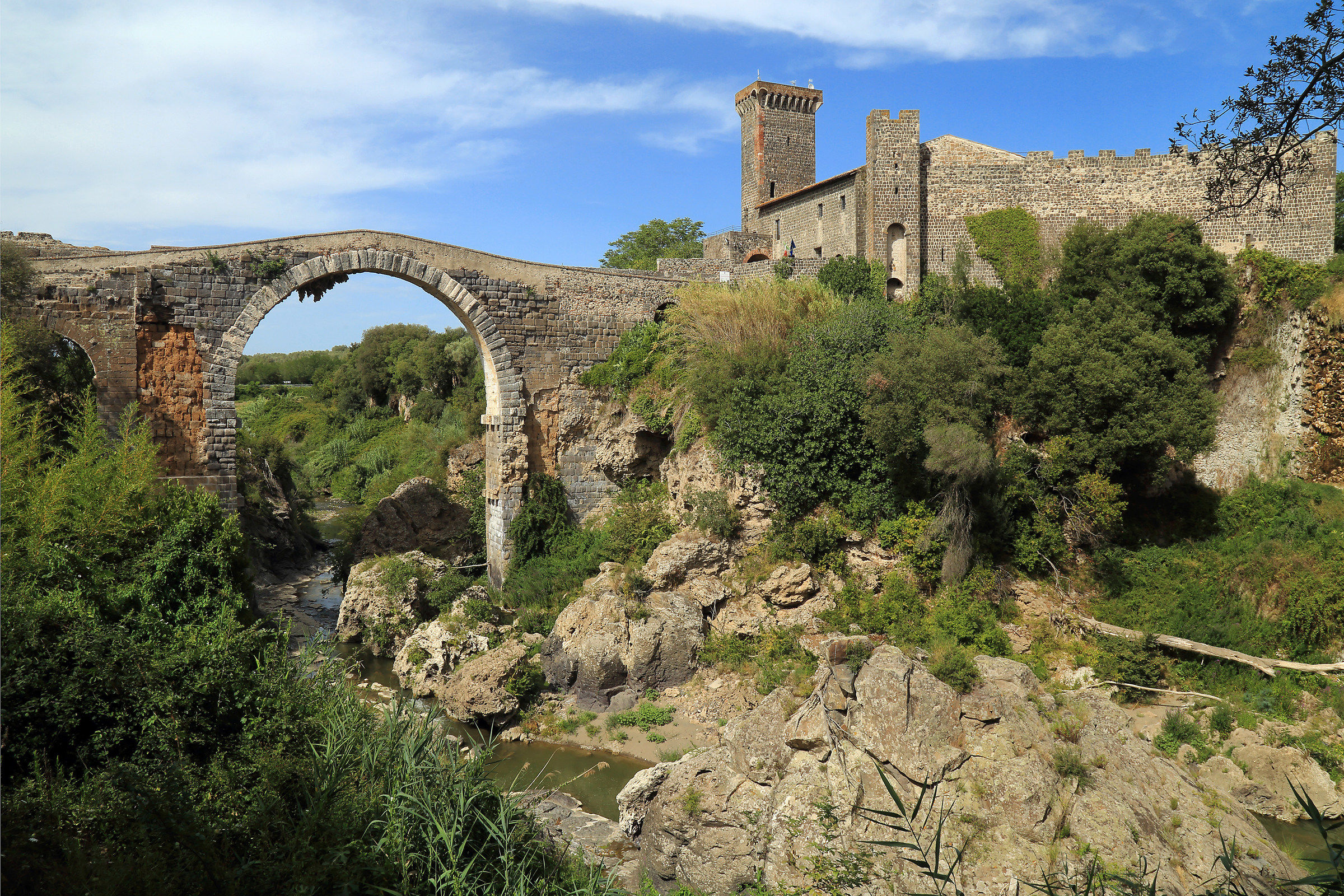 Ponte del Diavolo and Castello dell'Abbadia
