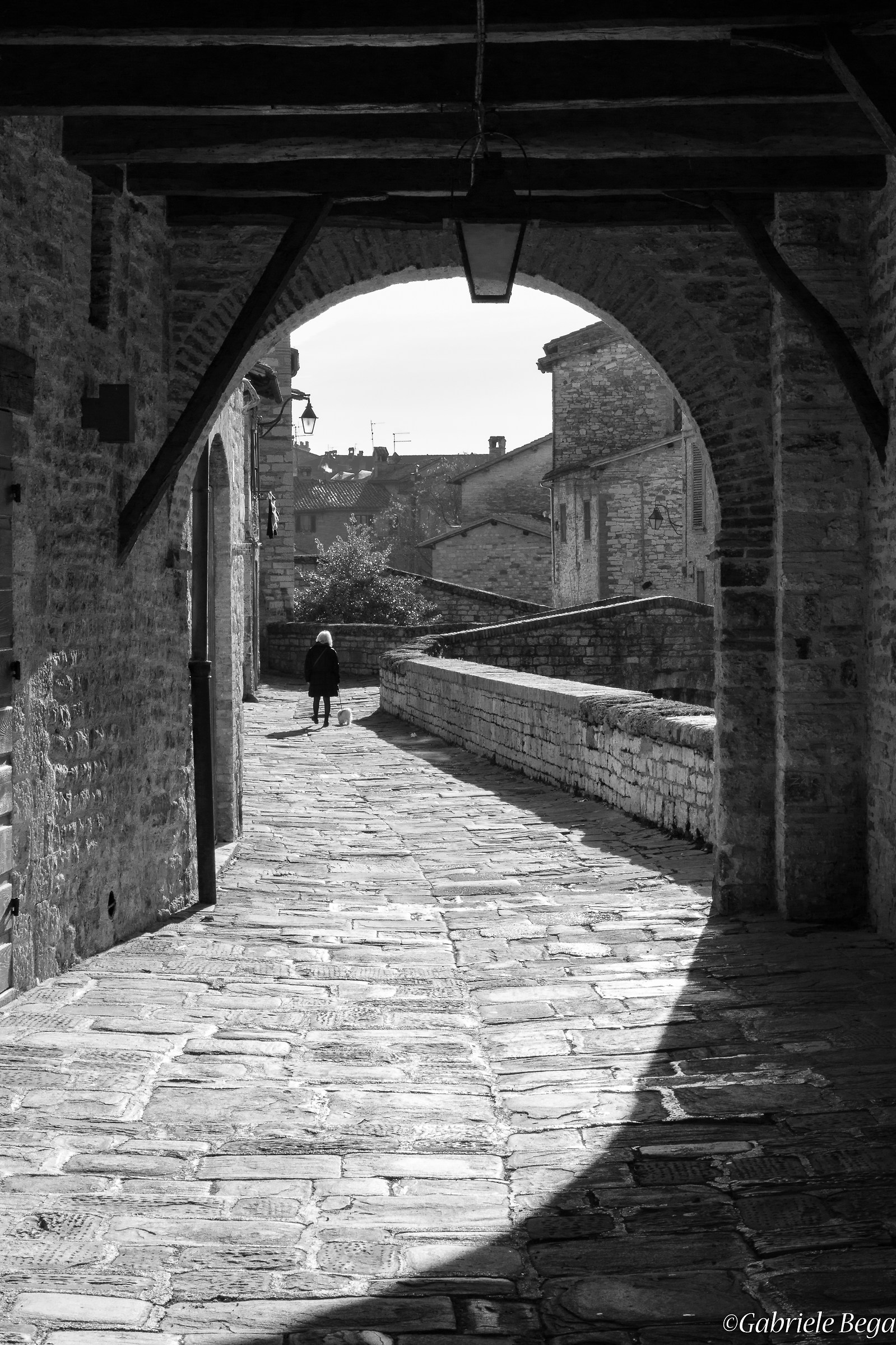 Archi di pietre ed ombre