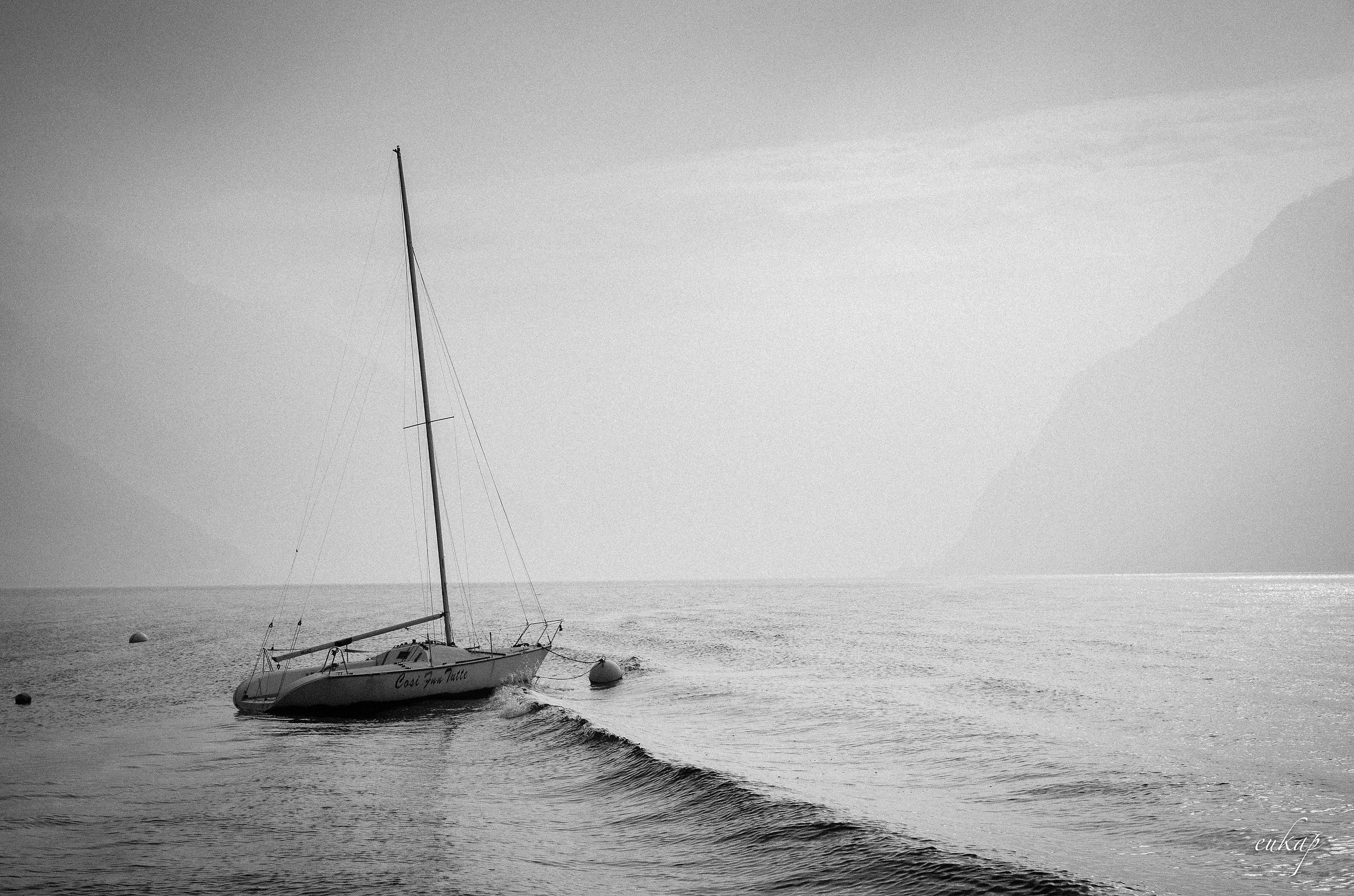 The wave that kisses the boat