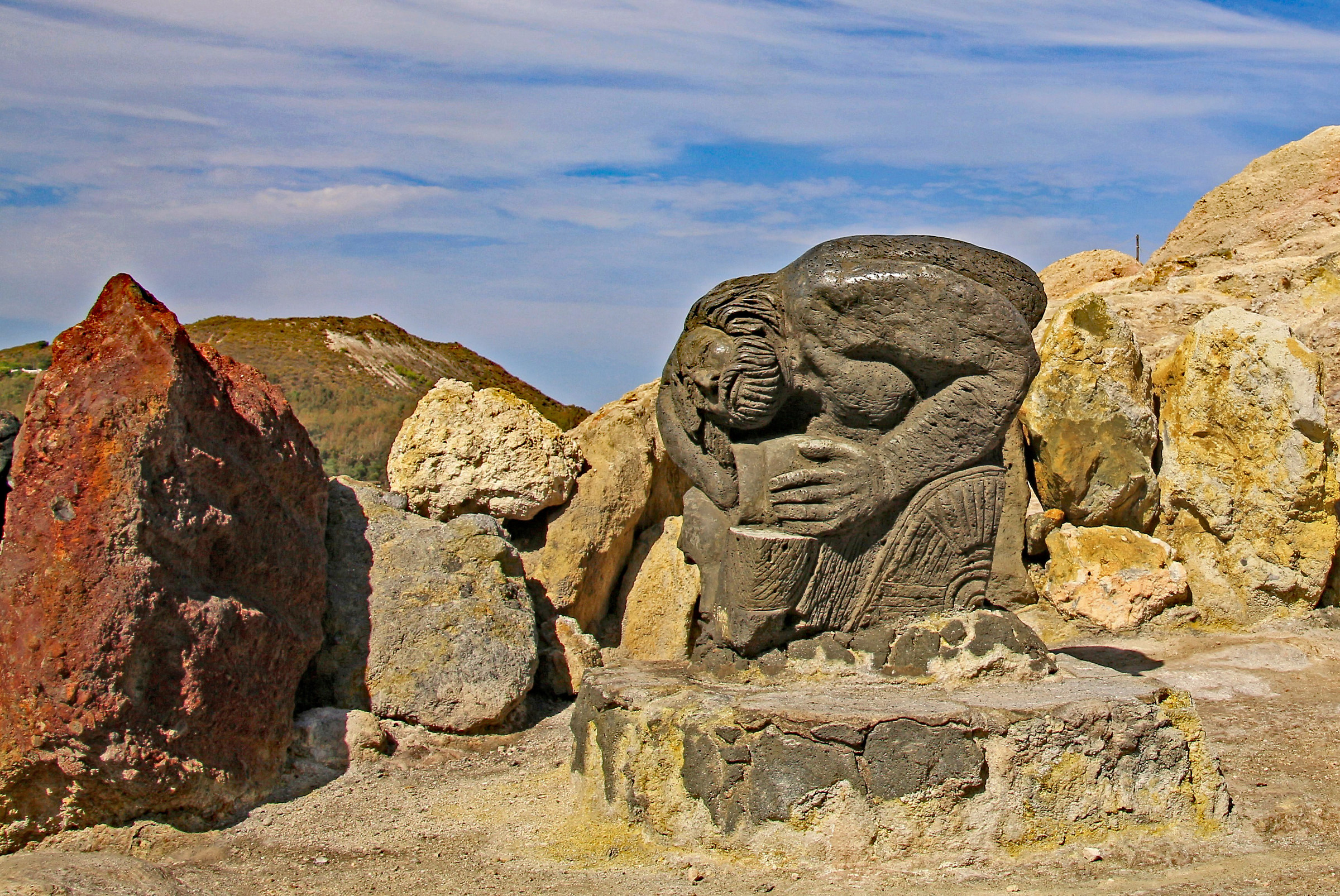 Vulcano (Eolie): Scultura lavica fra rocce vulcaniche