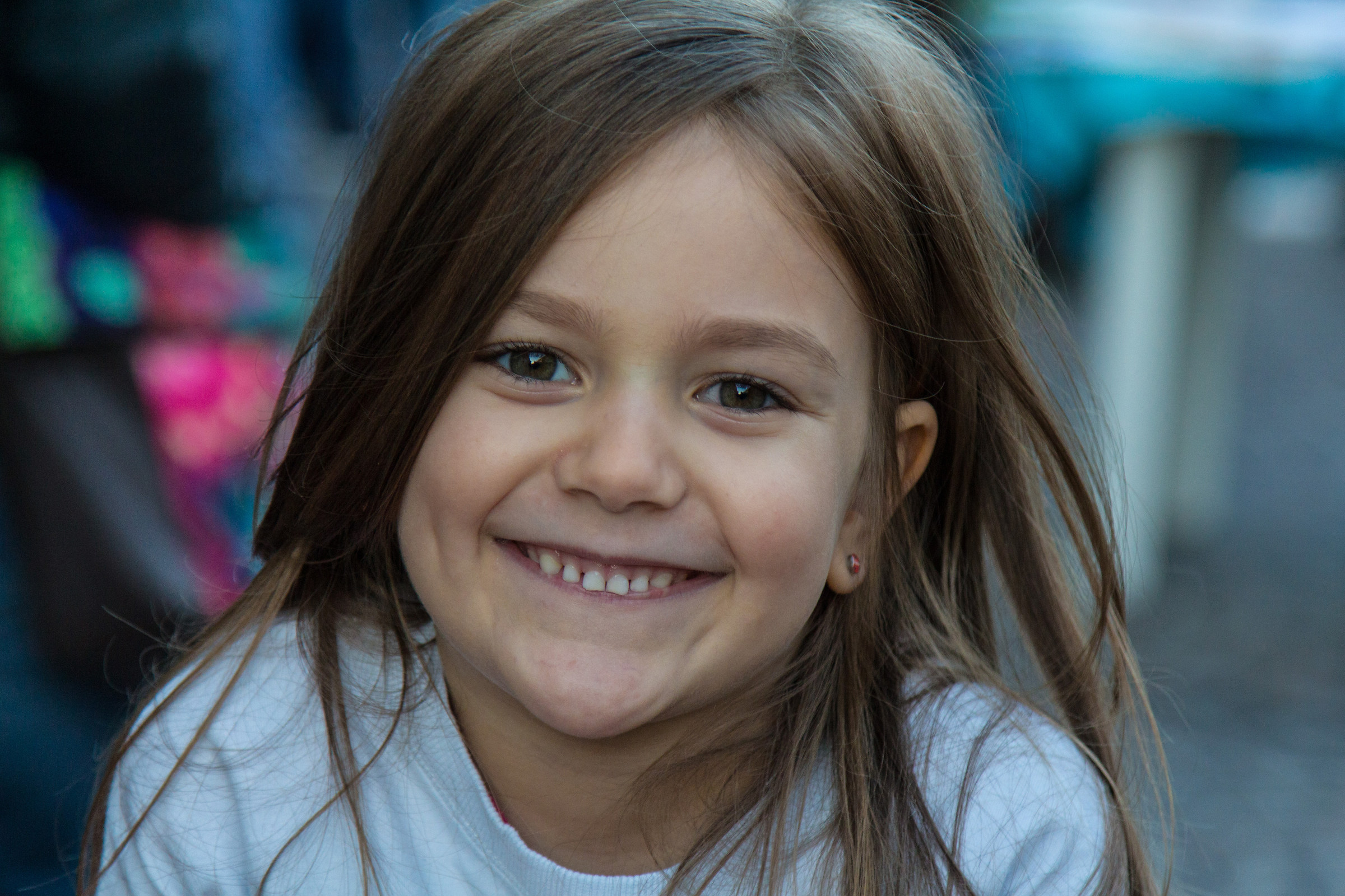 Dalila, spettinata e sorridente