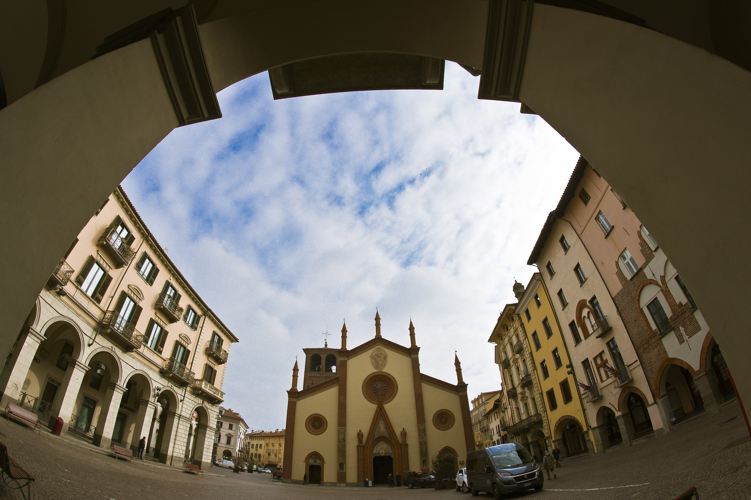 Pinerolo, Piazza San Donato.....effettone fisheye