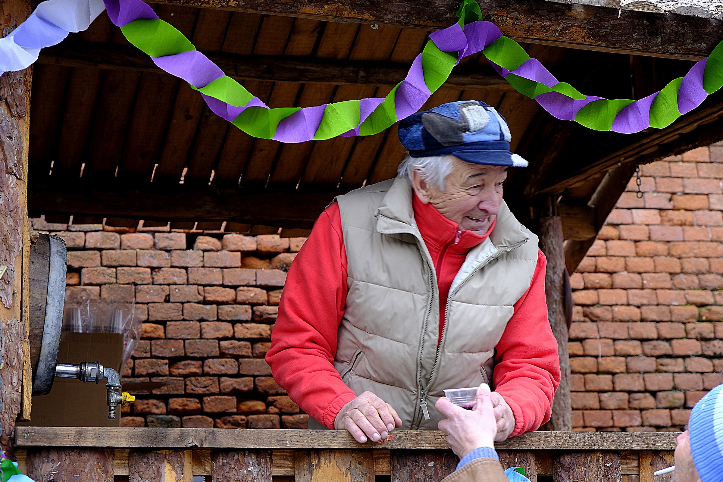 Per favore un po' di vino!