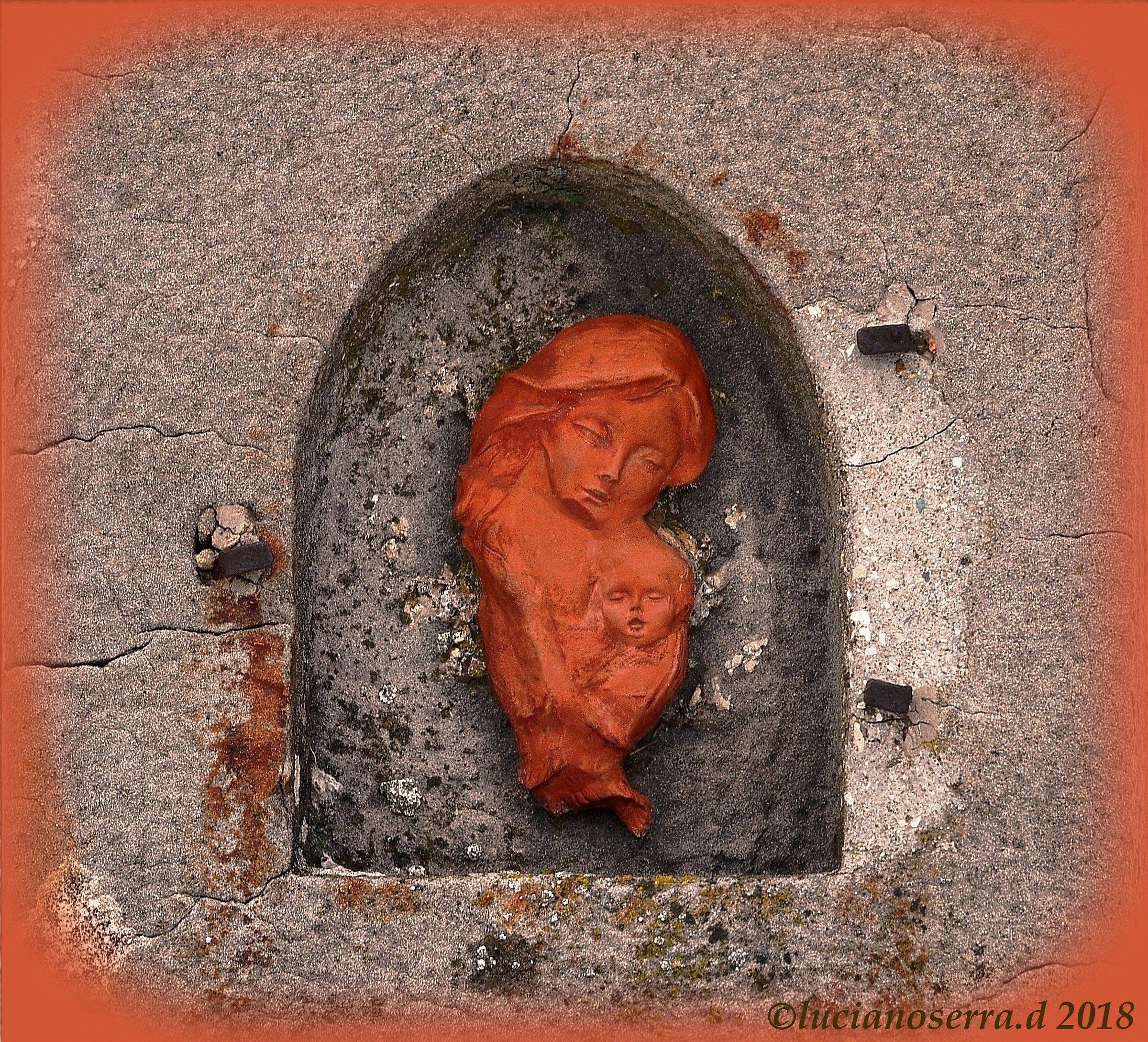 Piccola edicola votiva in collina