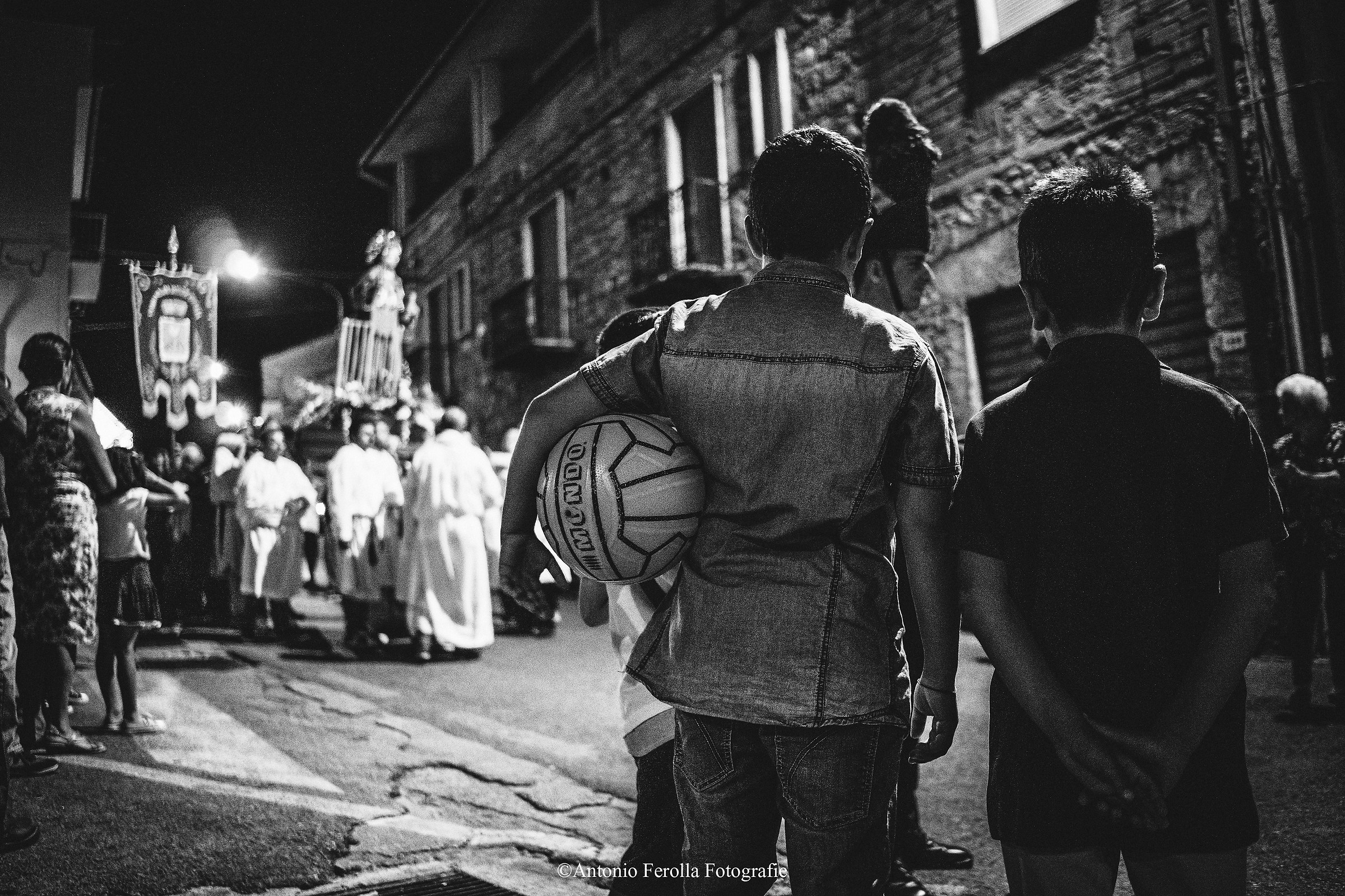 I bambini giocano,ma passa San Lorenzo e tutto si ferma