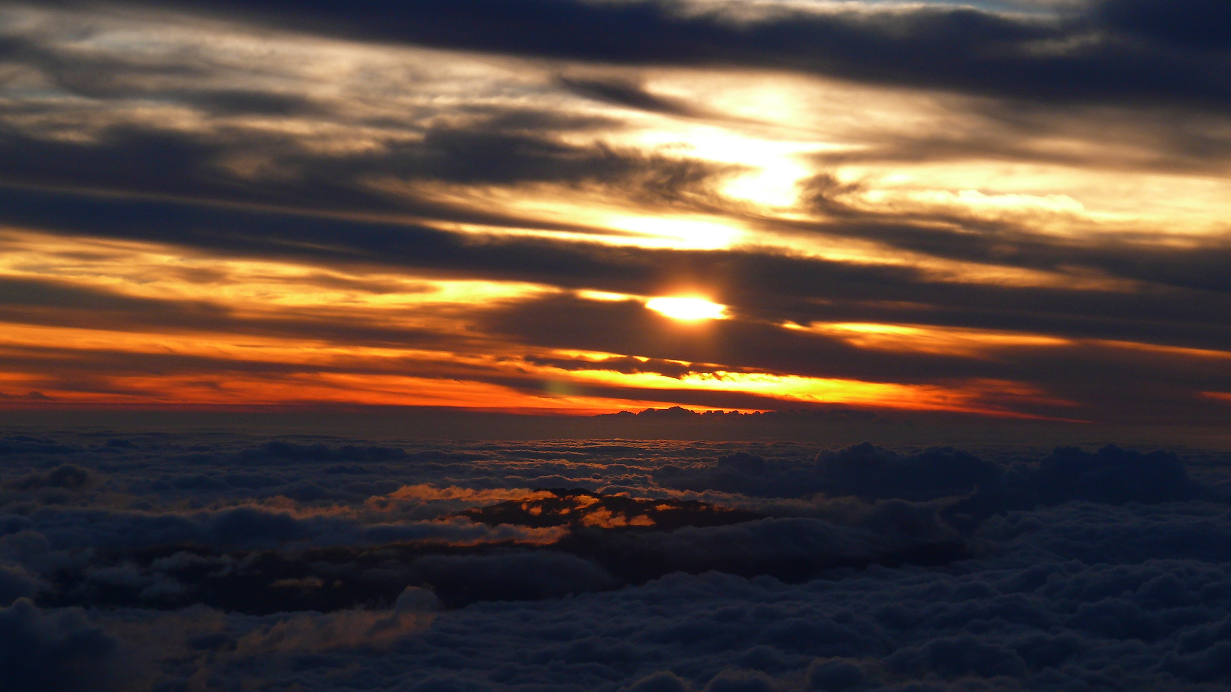 The sunset seen from the 4200m of Mauna Kea, Haw Island