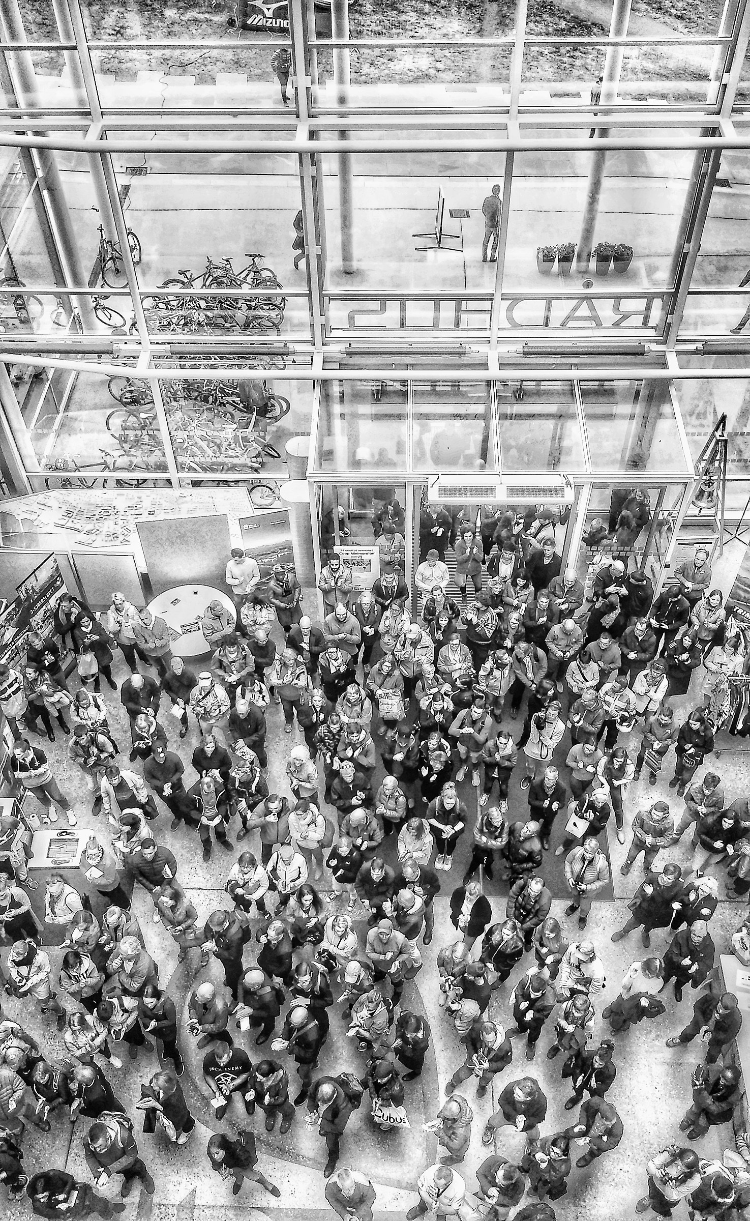 People standing in the Rådhus of Tromsø