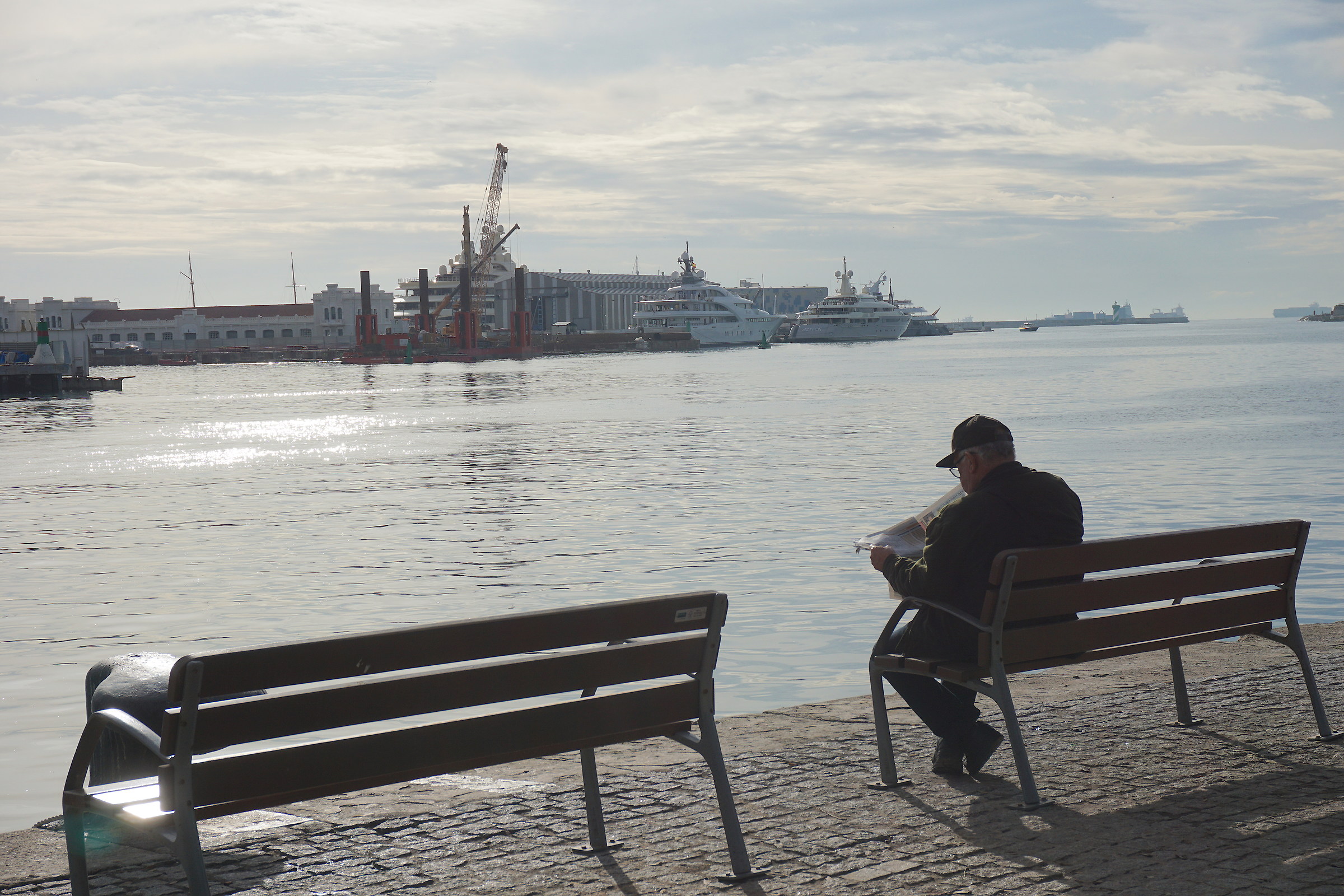 Assorto nella lettura a Barcellona