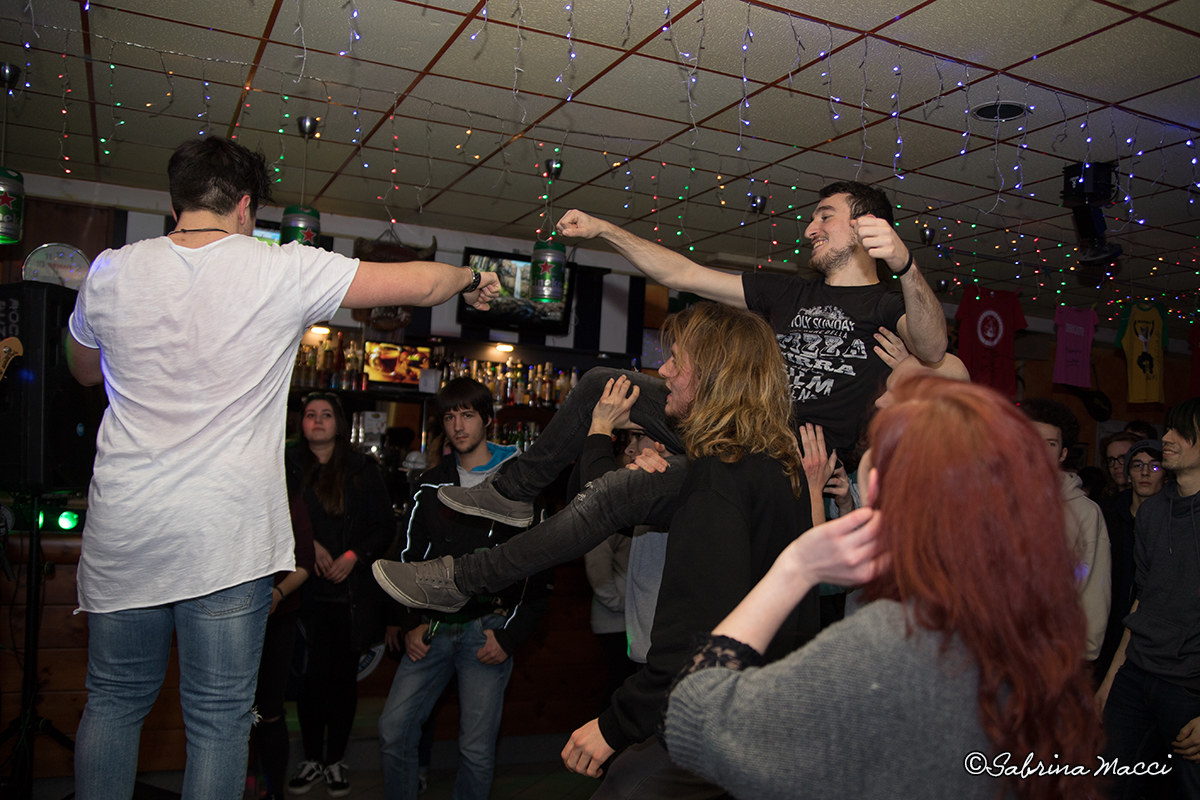 energia e complicità tra pubblico e cantante