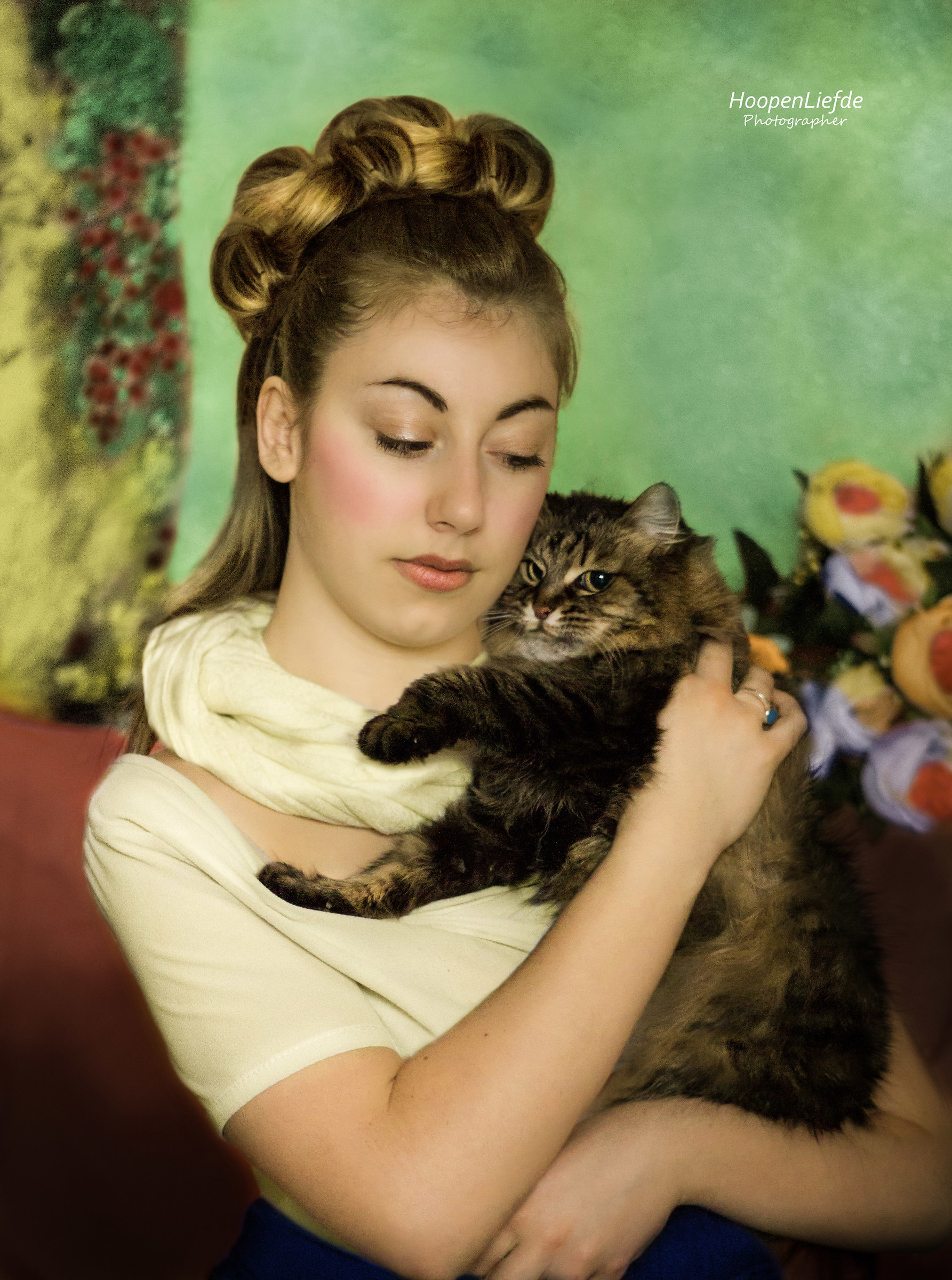 "donna con il gatto "