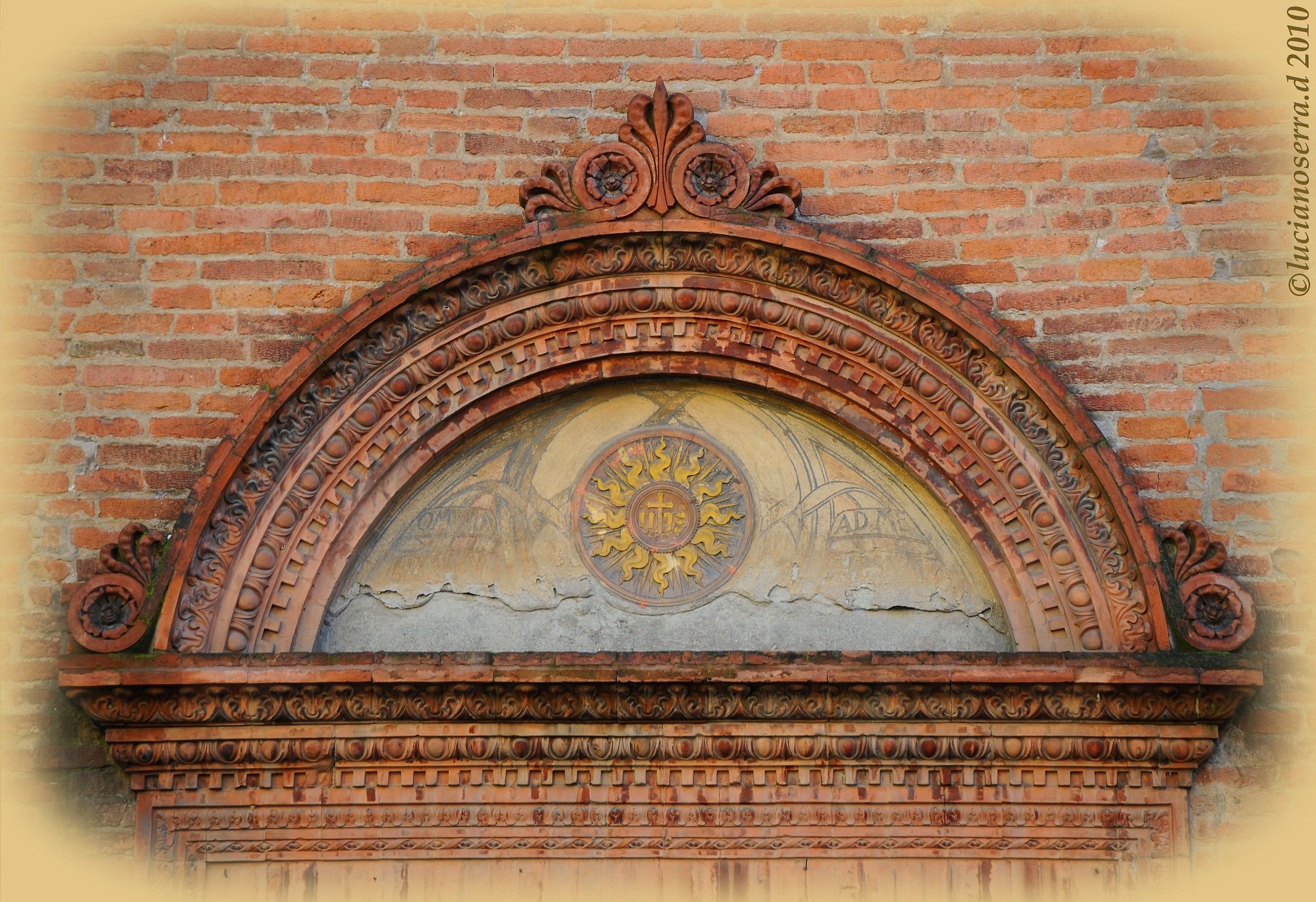 Sul portale della Chiesa di Santa Maria degli Angeli