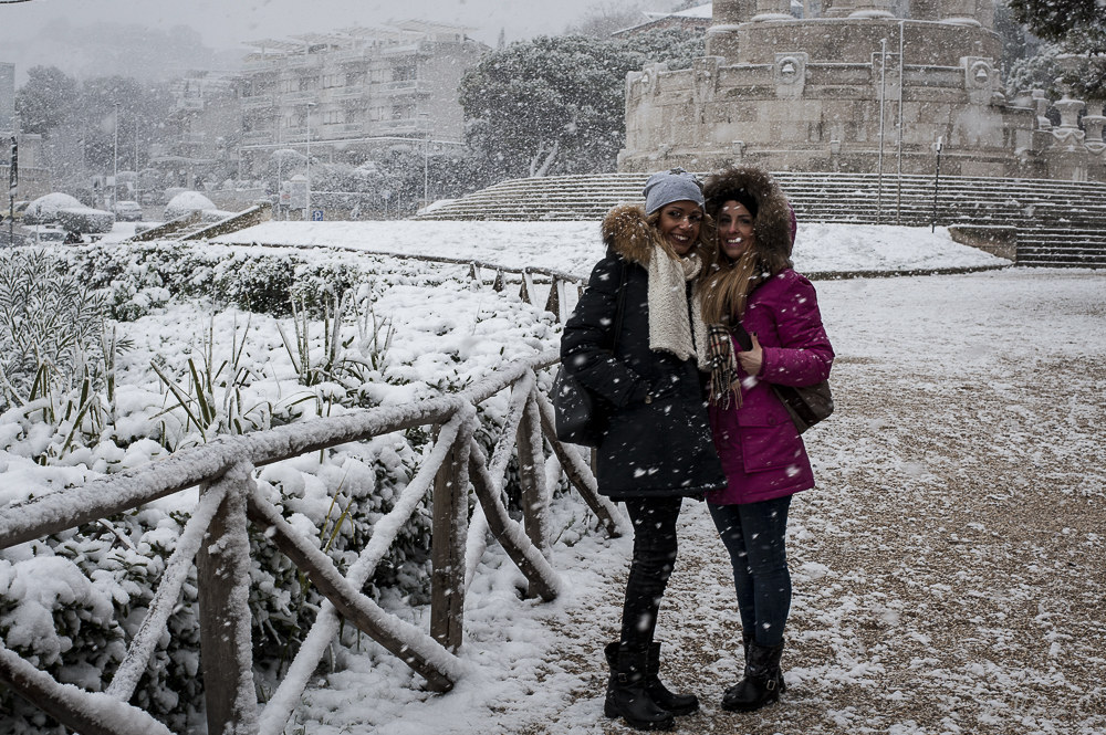 ragazze a passeggio sotto la neve