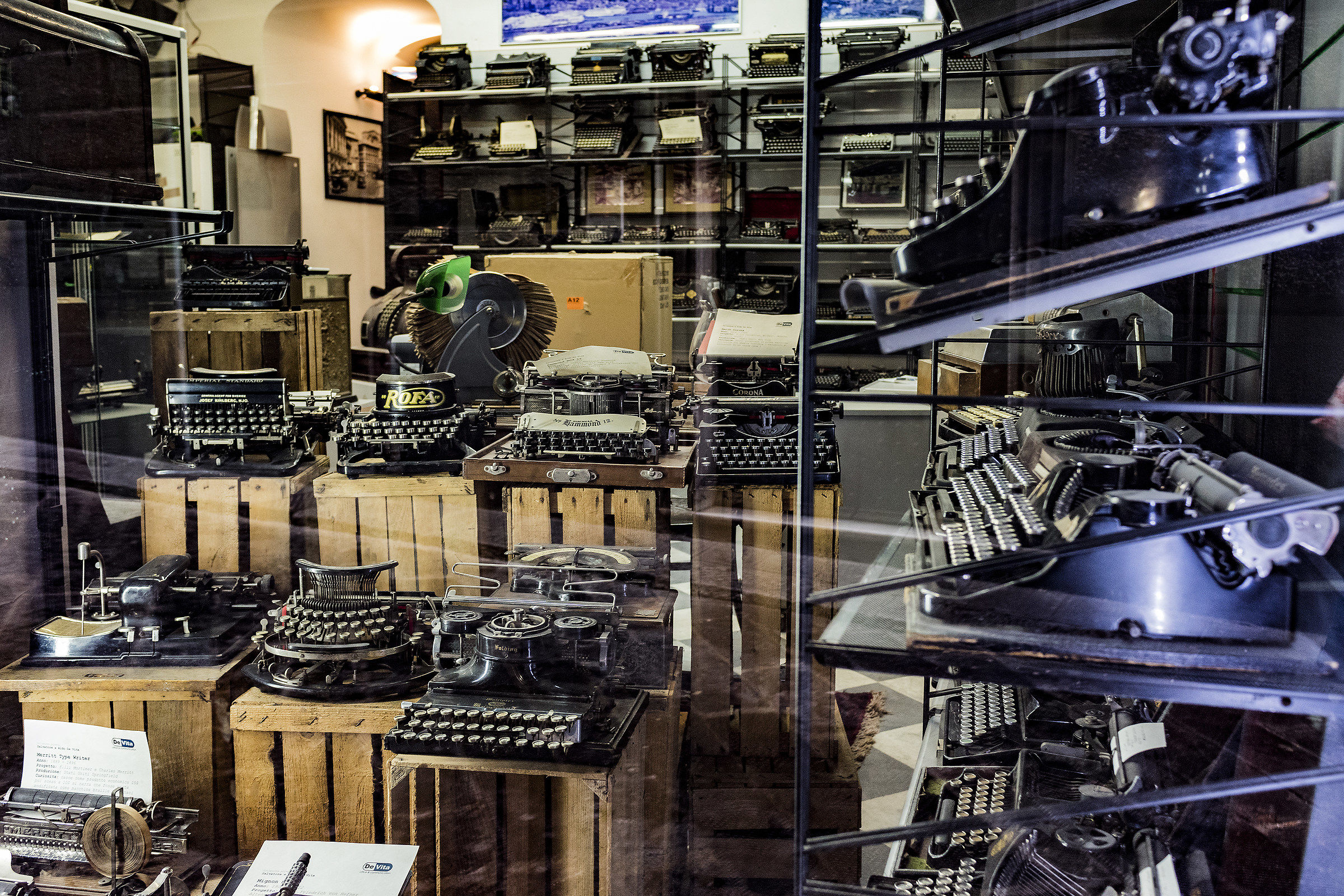 Una vetrina insolita...Genova, nei vicoli