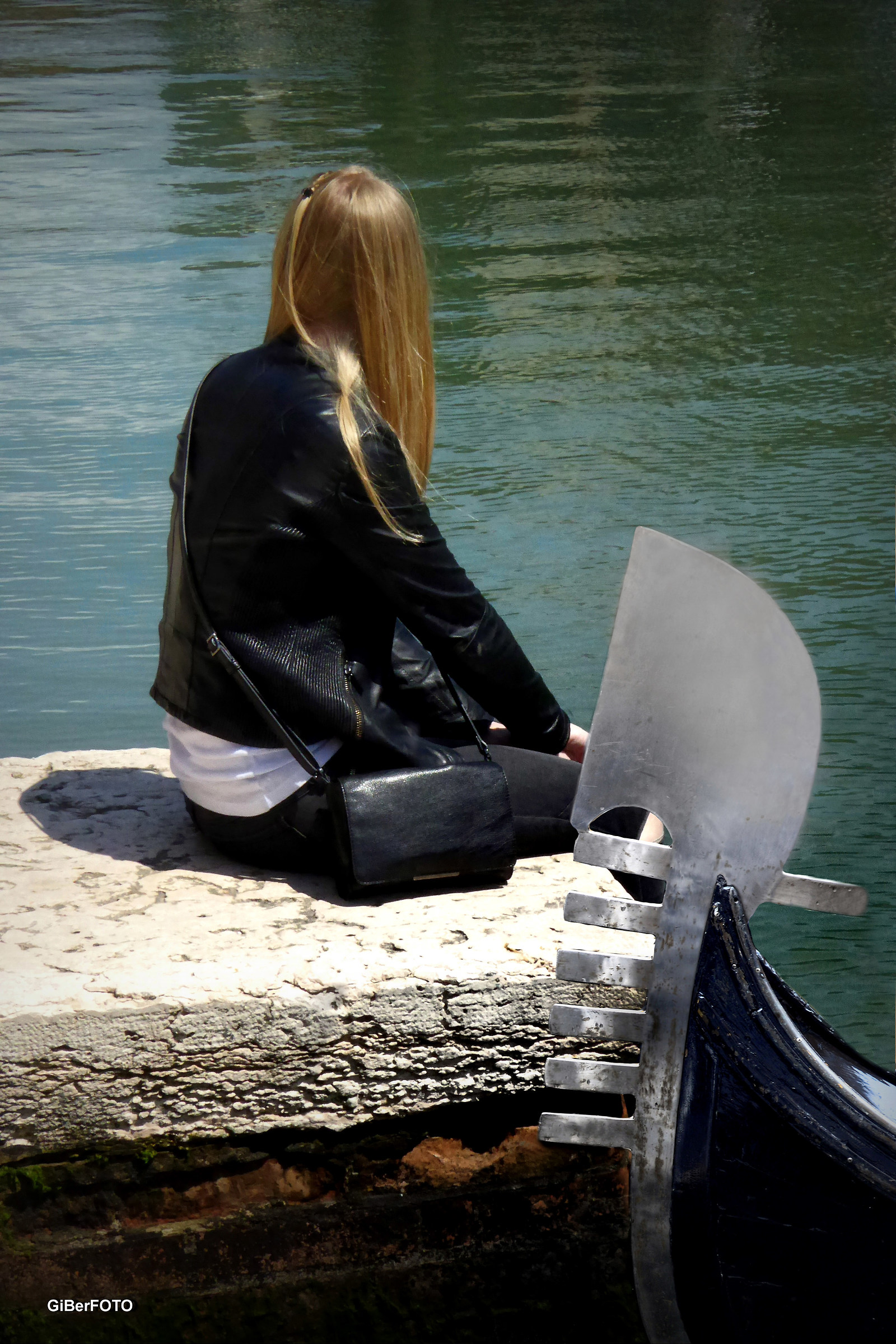 La biondina in...scalinada