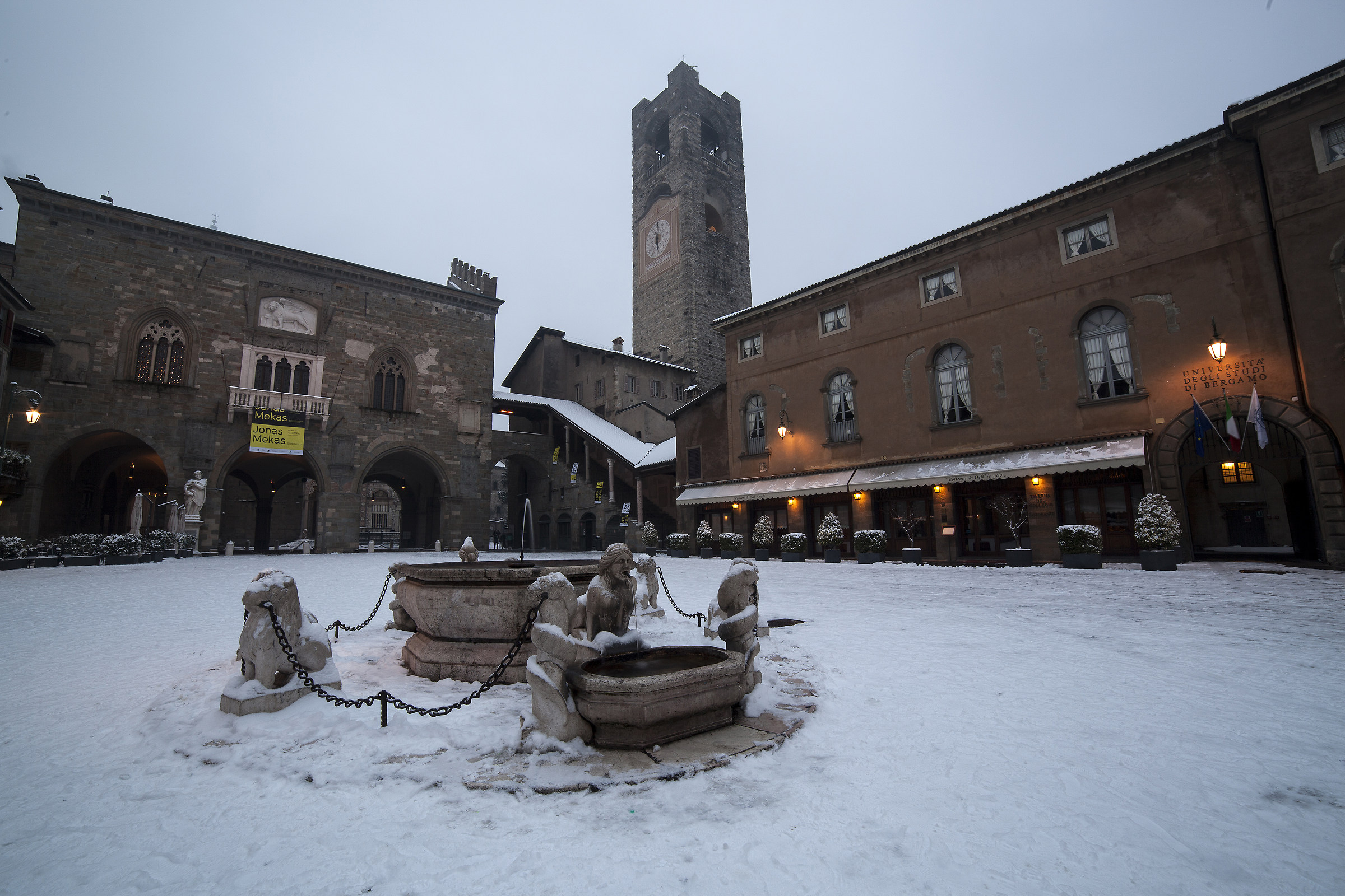 piazza vecchia vestita di bianco