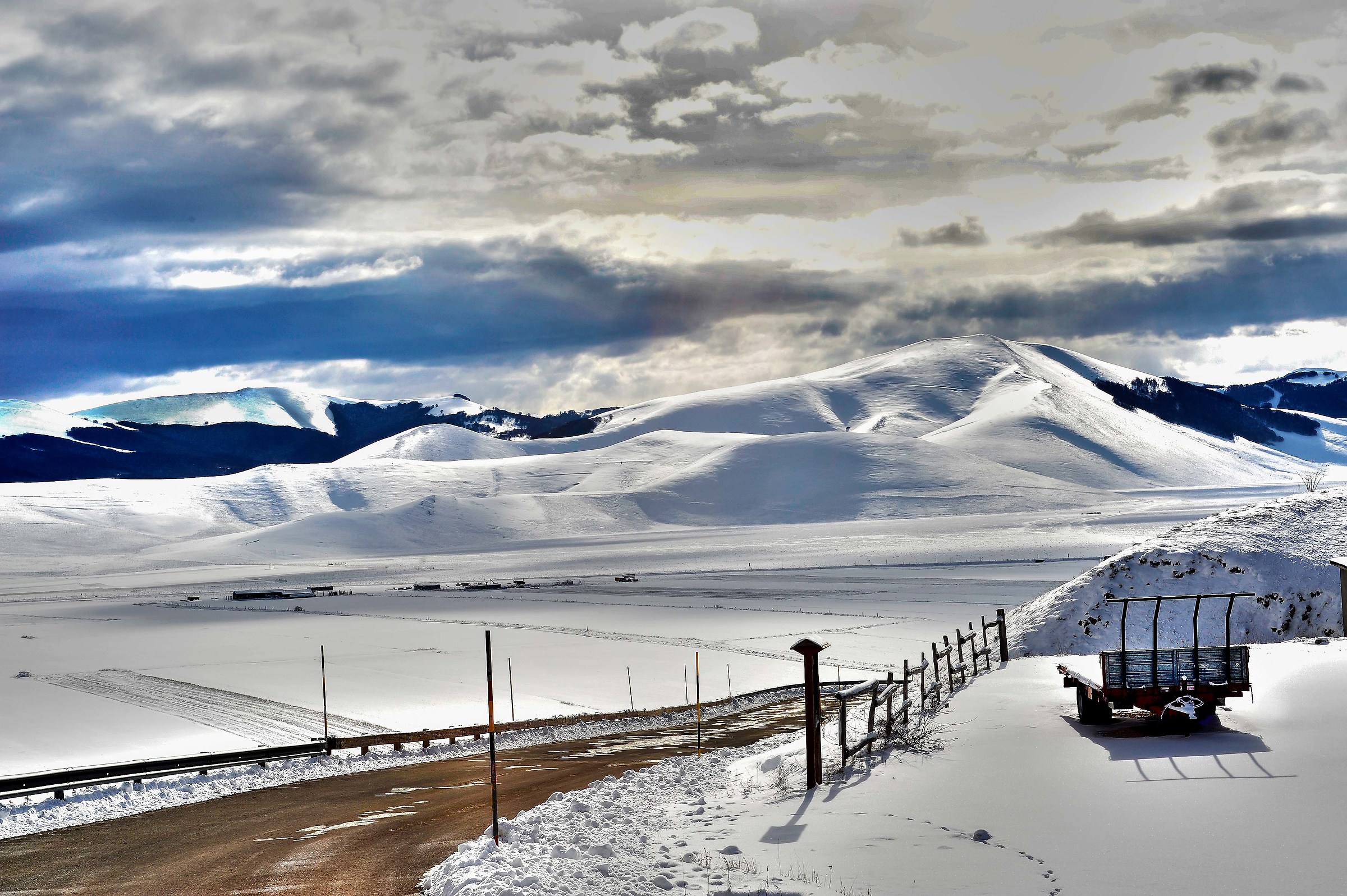 the road to the plains of castelluccio