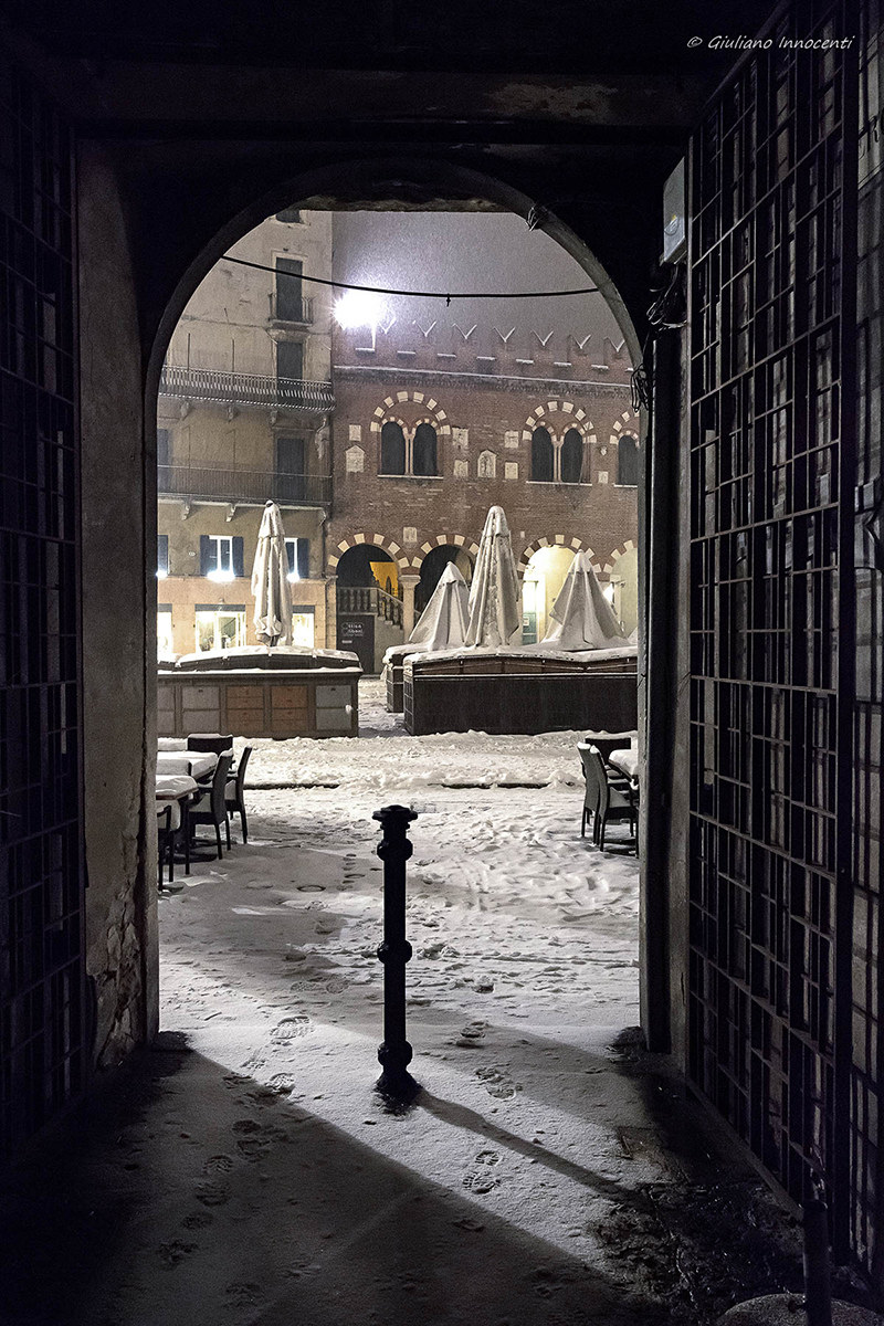 In the square it snows