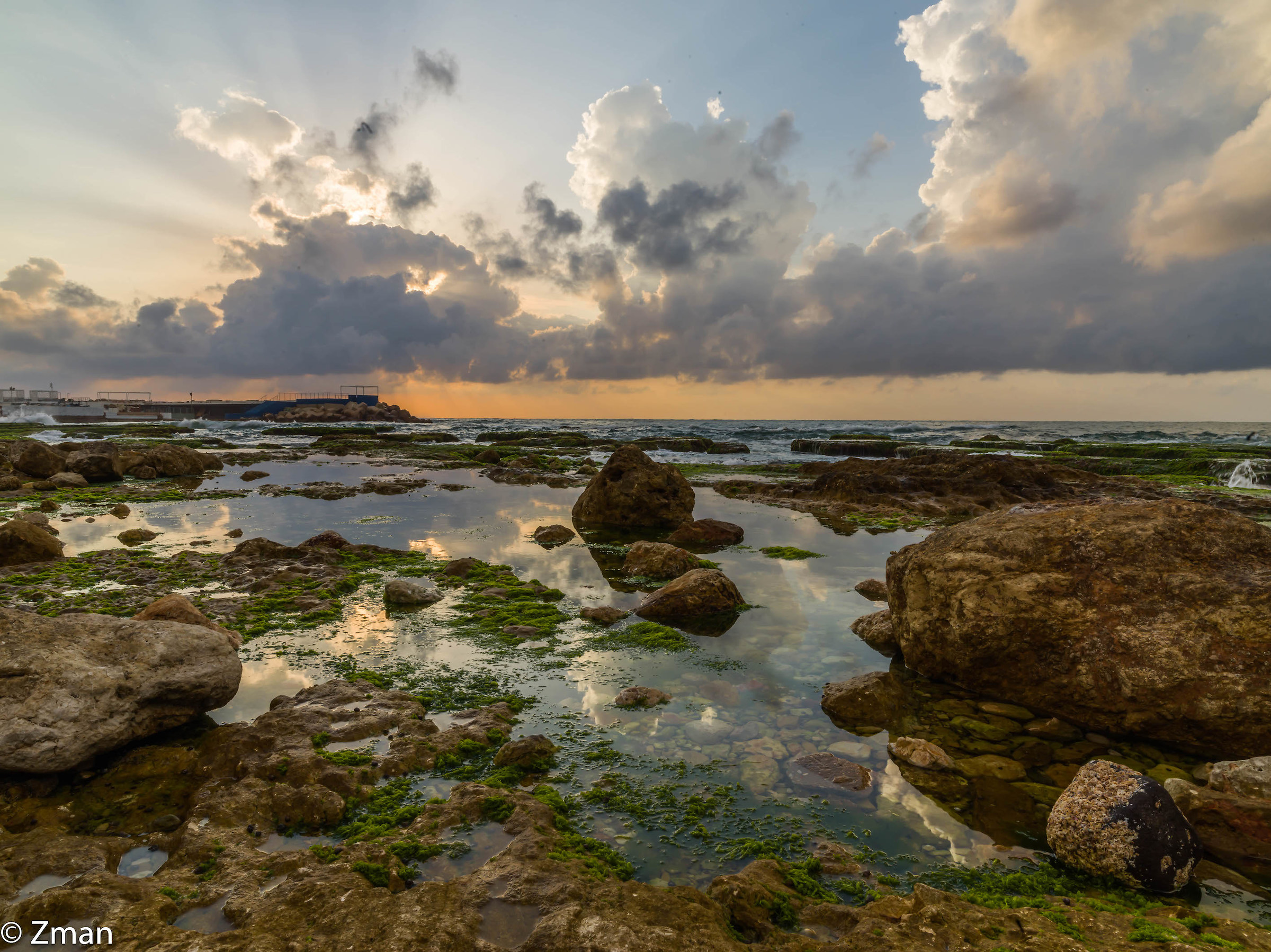 La spiaggia rocciosa di Almanarah