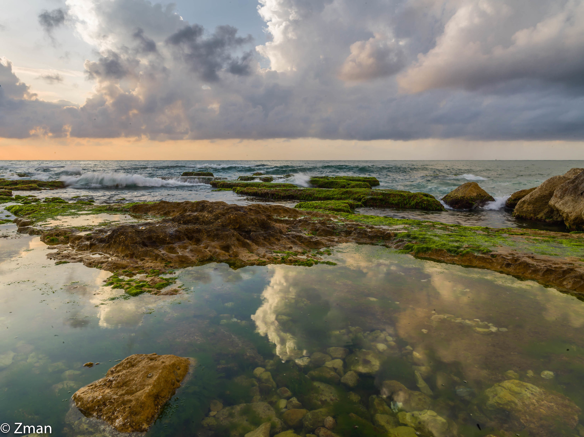 La spiaggia rocciosa di Almanarah