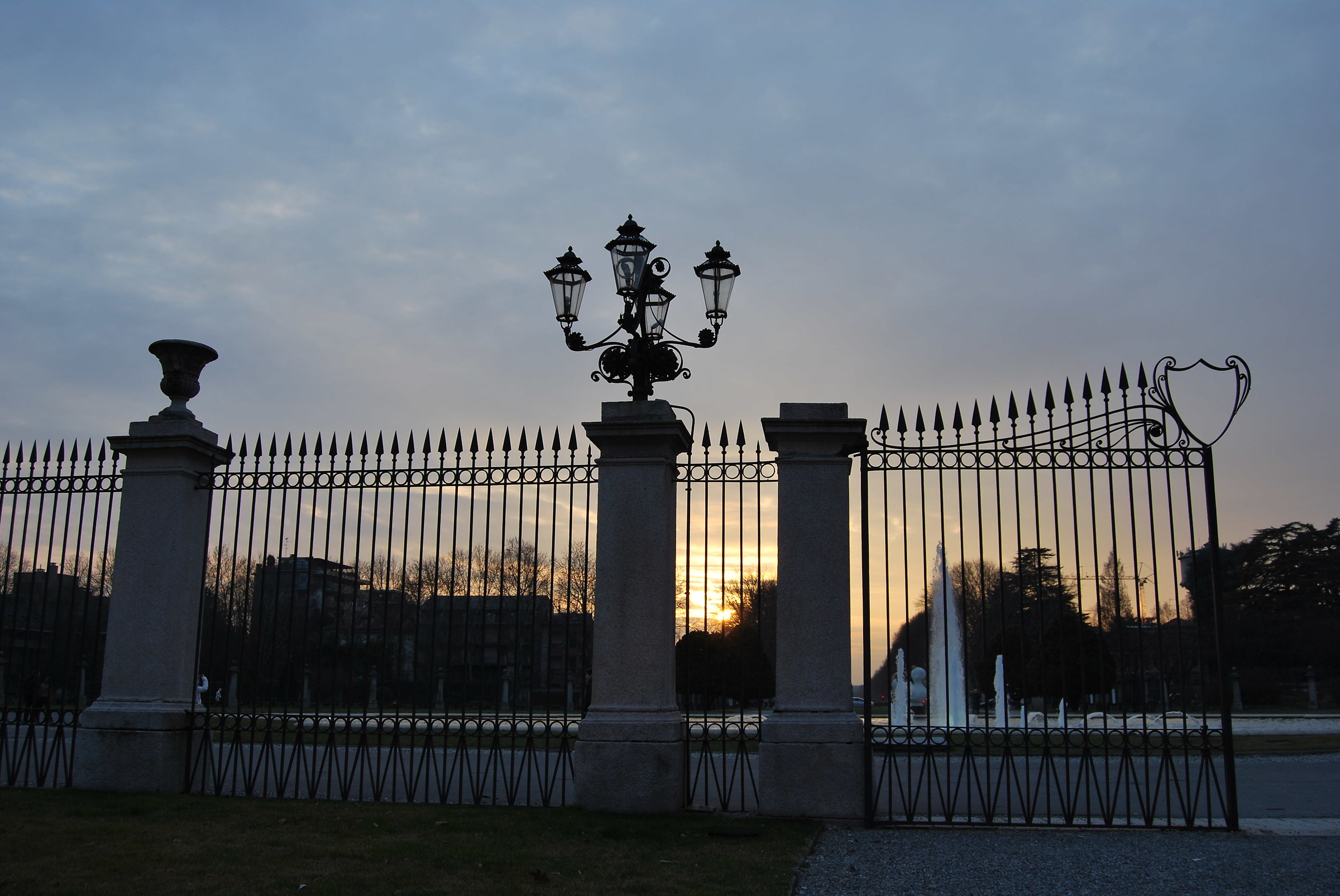 Il tramonto e la fontana