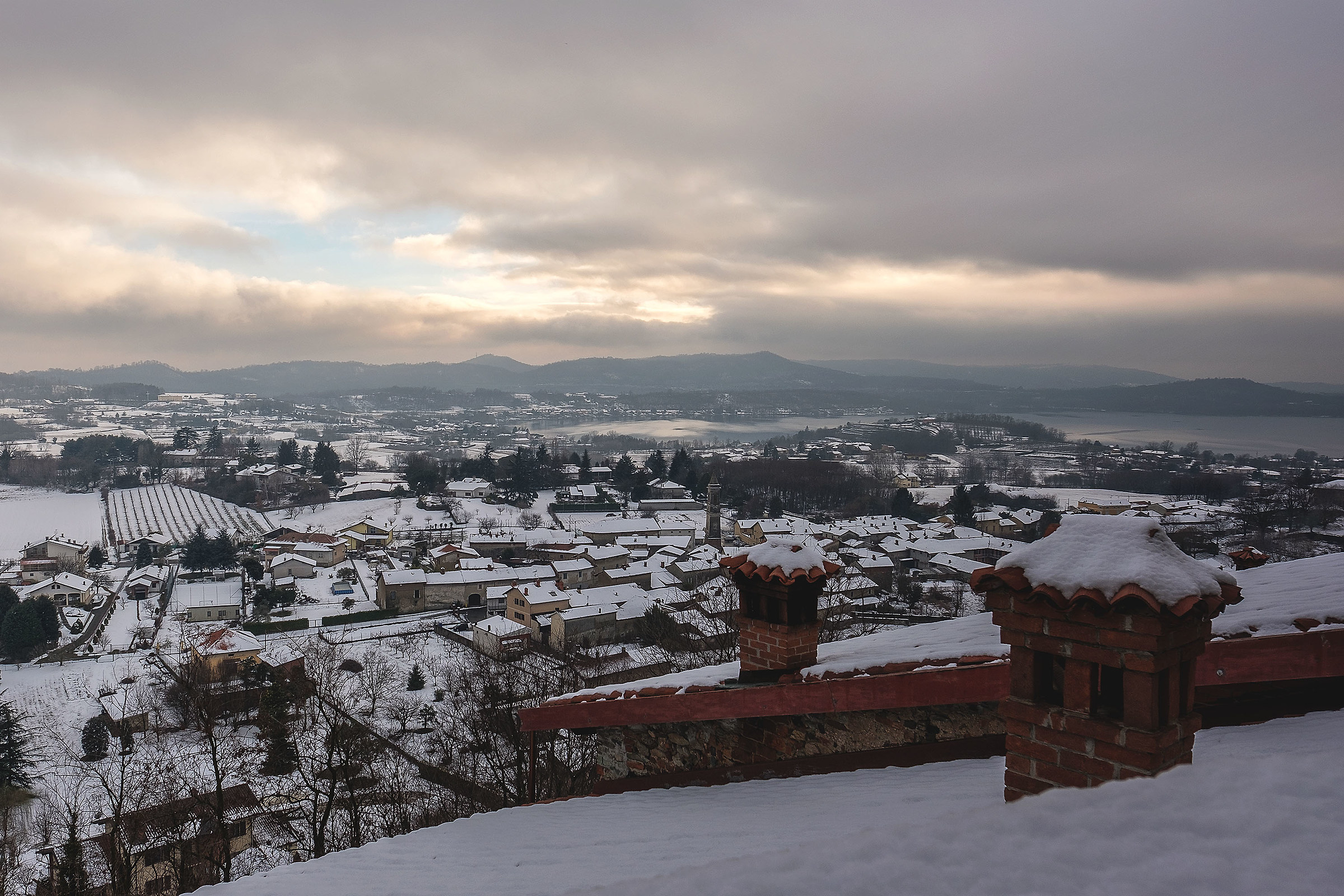 Il lago di Viverone, visto dal castello di Roppolo (bi)