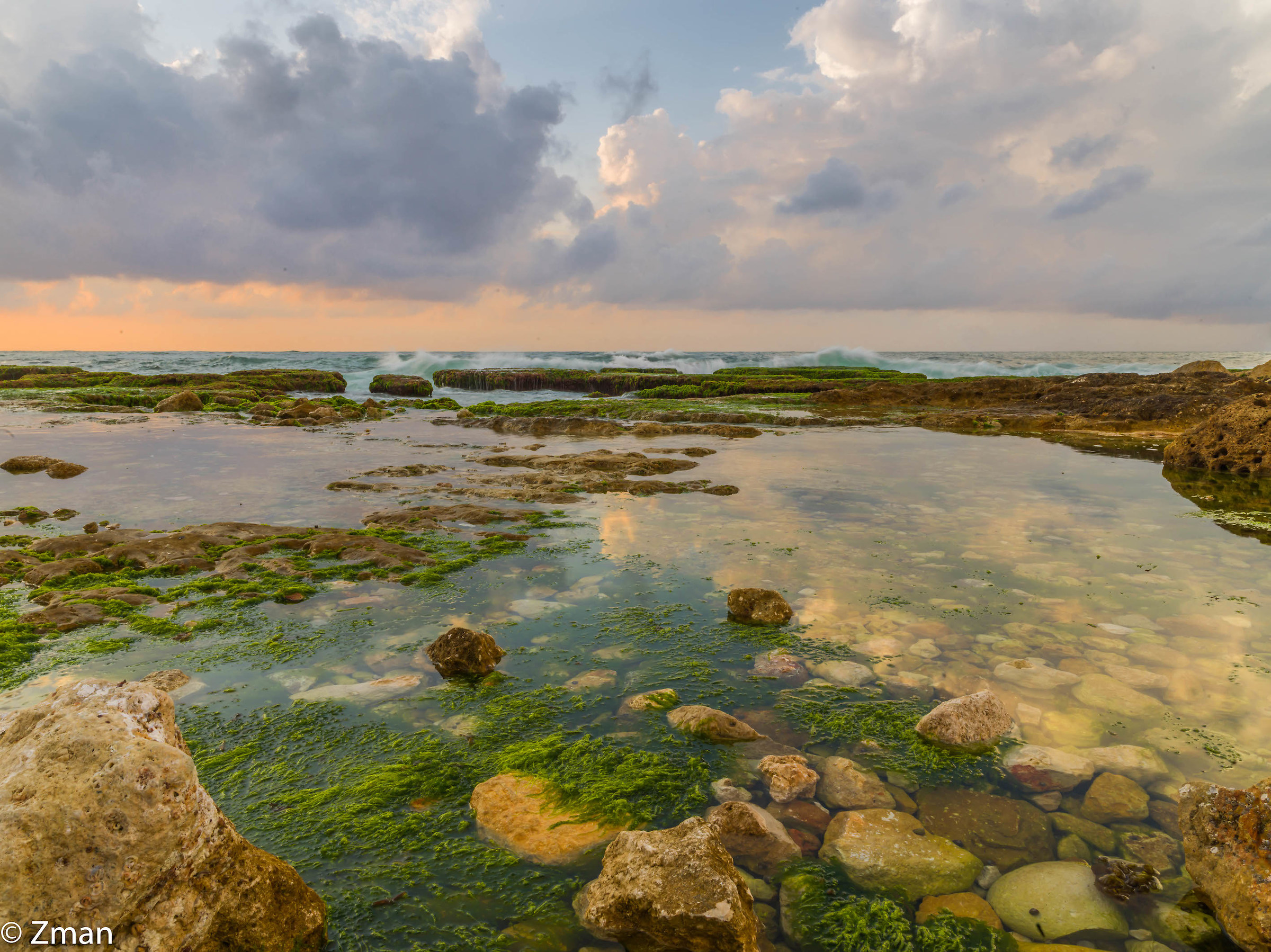 La spiaggia rocciosa di Almanarah