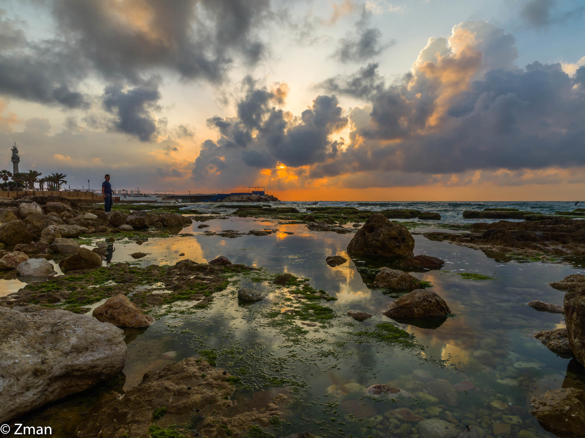 La spiaggia rocciosa di Almanarah