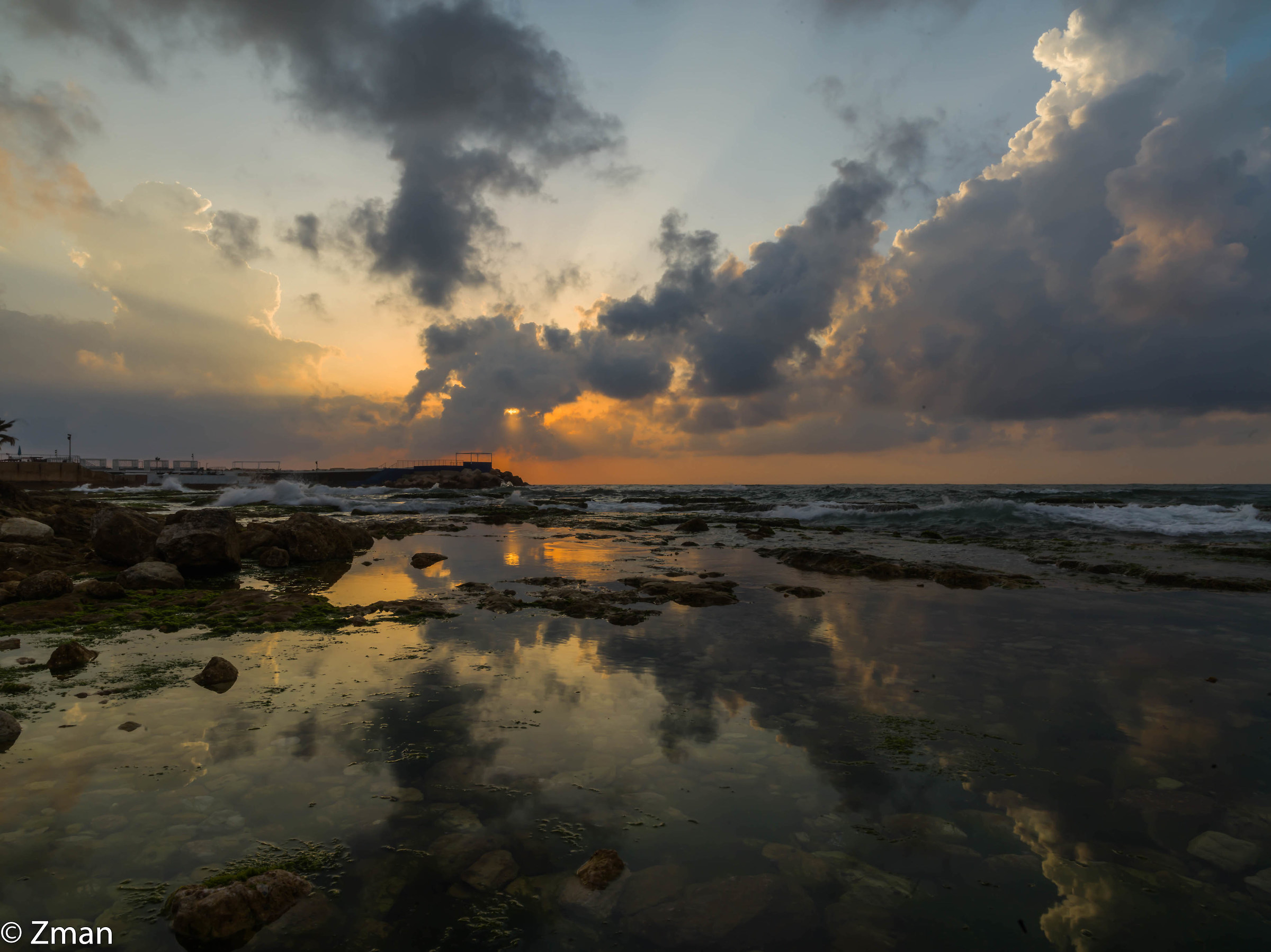La spiaggia rocciosa di Almanarah