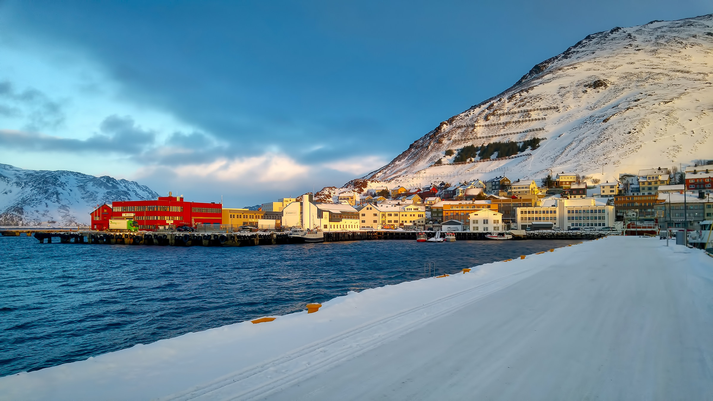 Alba a Honningsvag il comune più a nord della Norvegi...