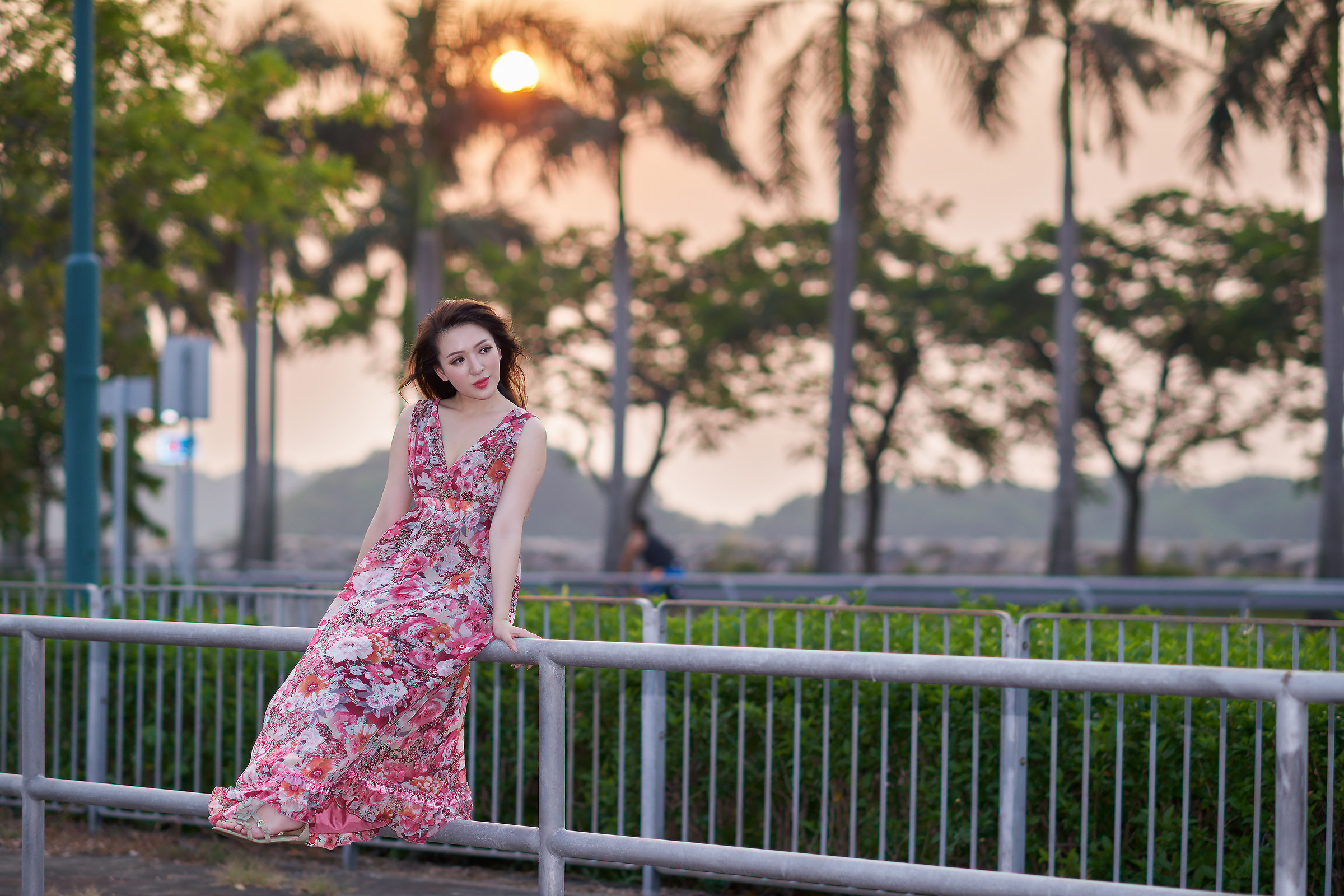 Ragazza nel tramonto