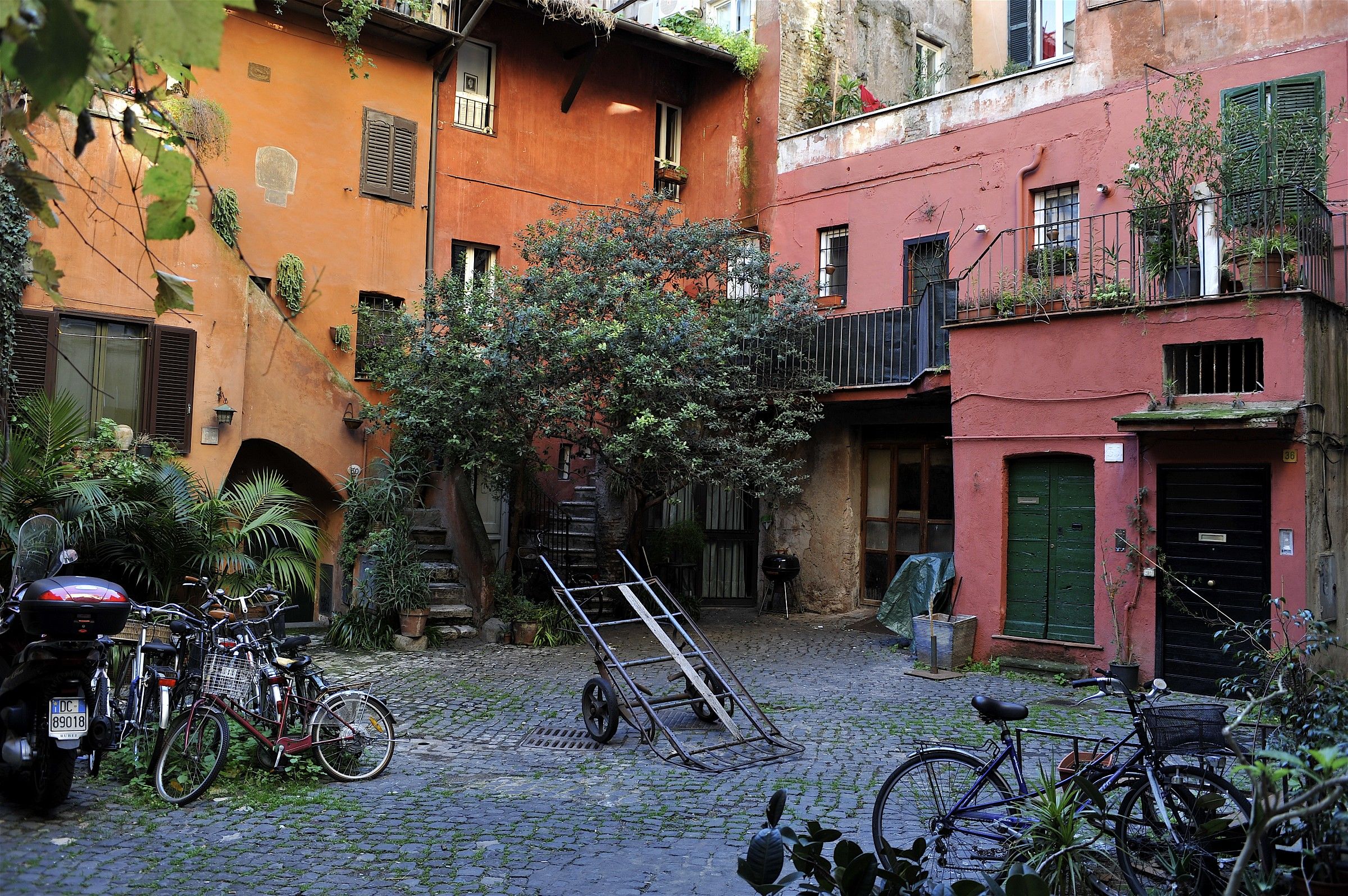Cortile di un vecchio condominio di Roma