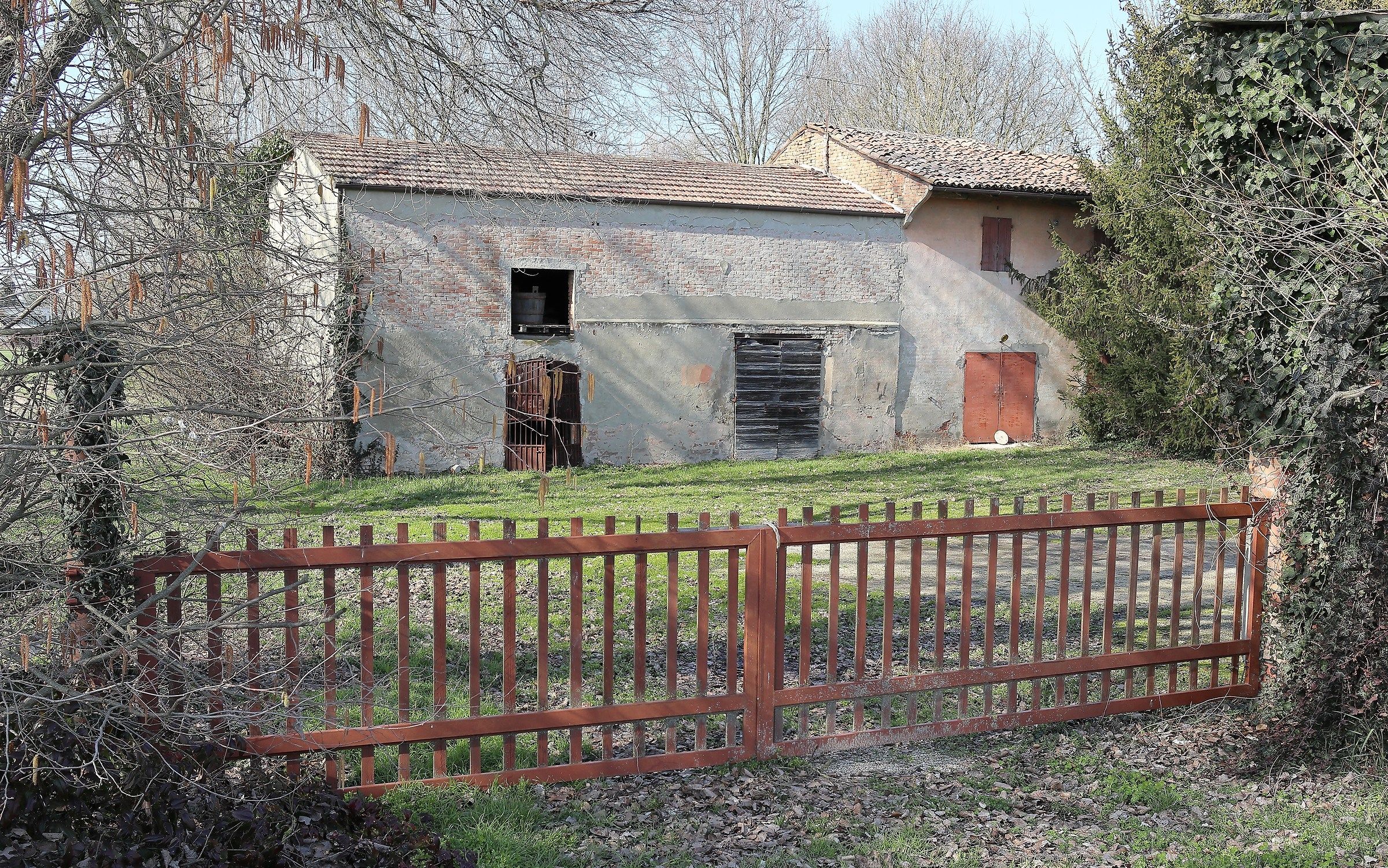 Casolare in Comune di Cento (Fe).