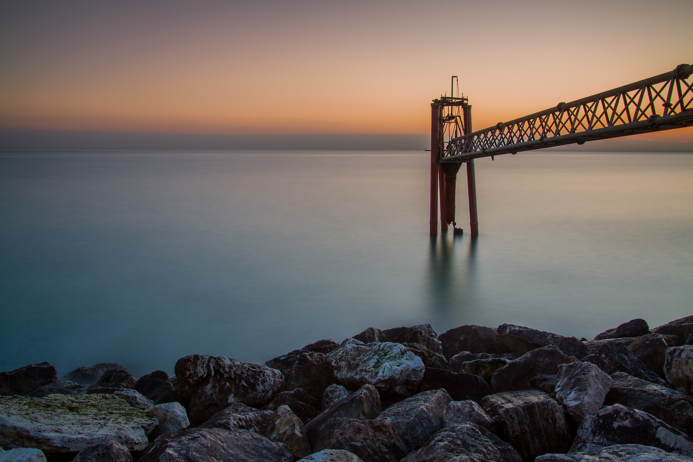 Alba dal molo di Civitanova Marche