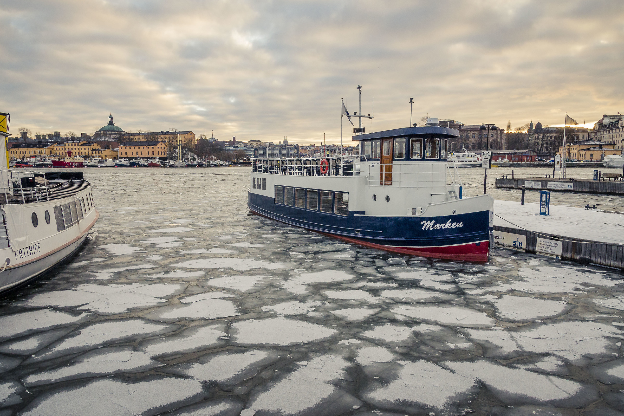 Imbarcazione nel porto di Stoccolma