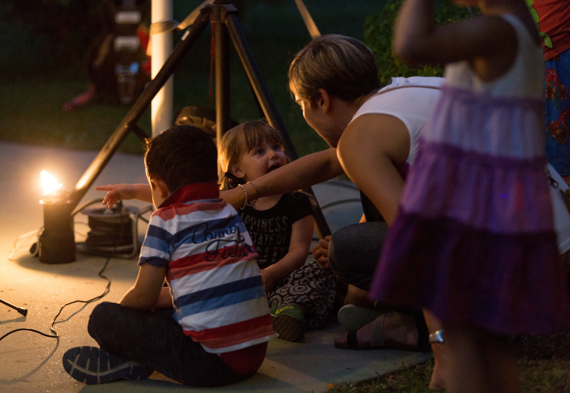 Meraviglia, bambini a lume di candela