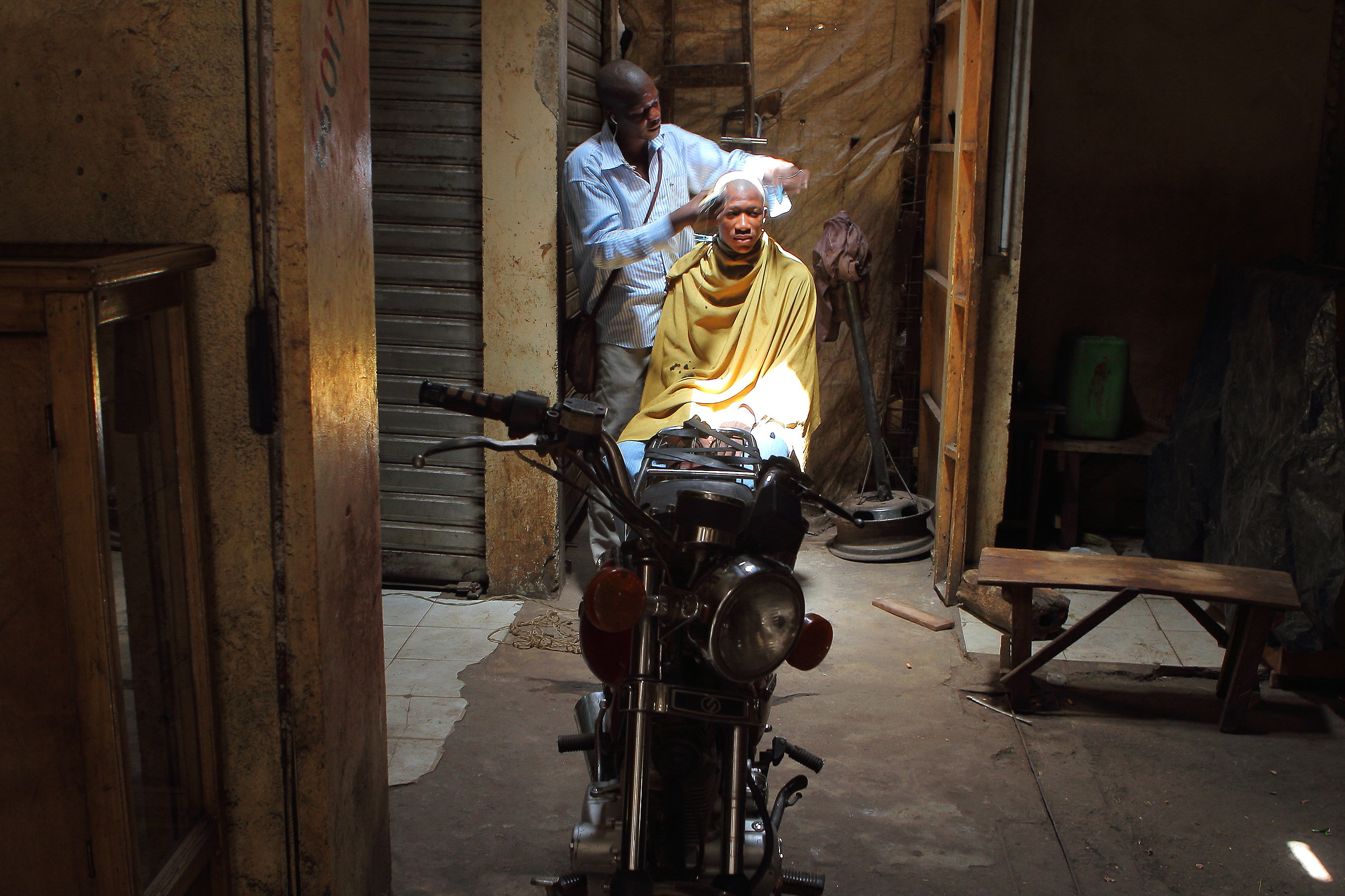 Barbiere a domicilio a Bamako (capitale del Mali)