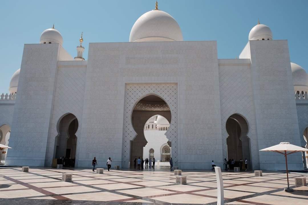 Frontal white mosque abu dhabi