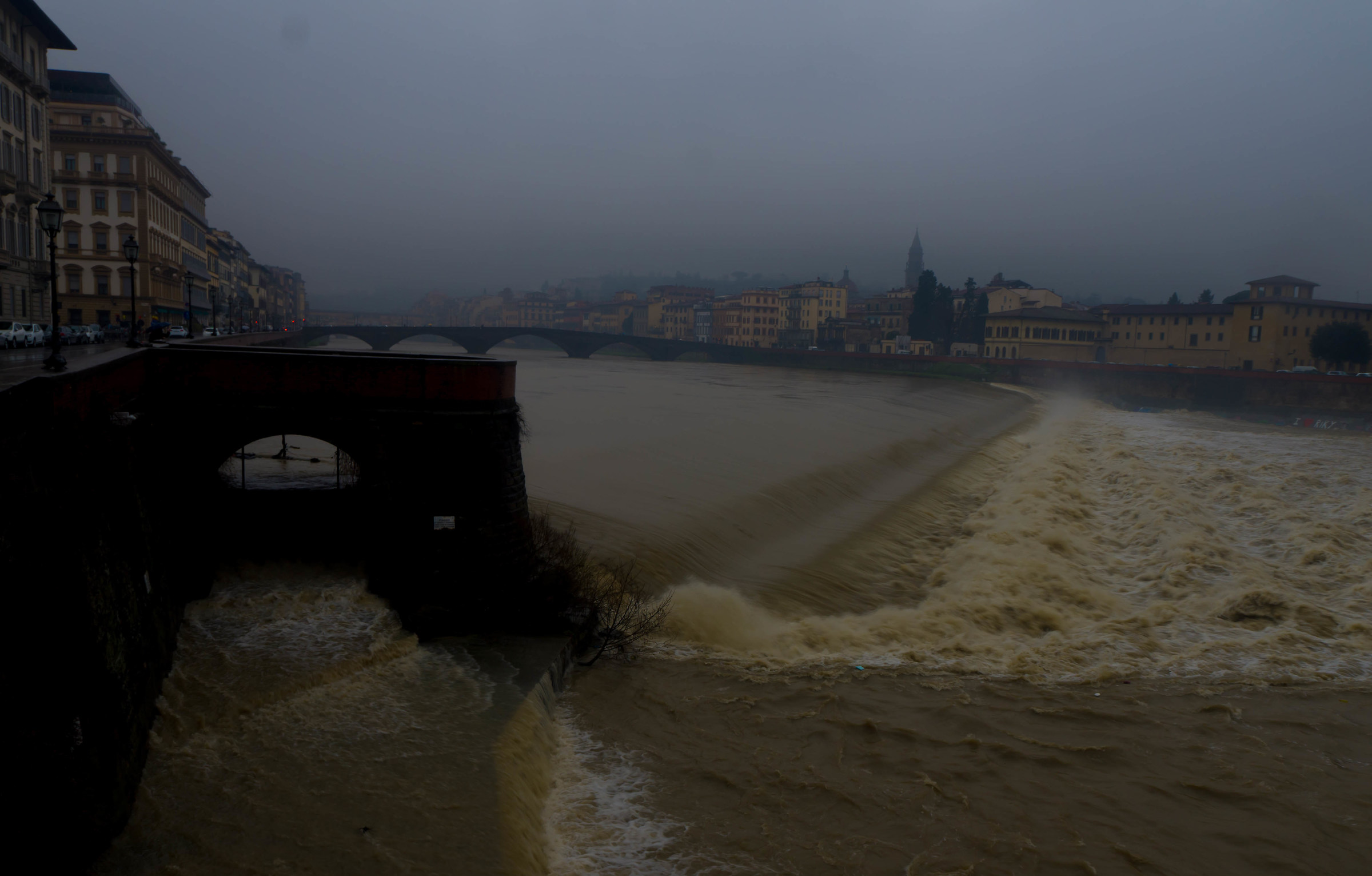 l'Arno in una giornata uggiosa
