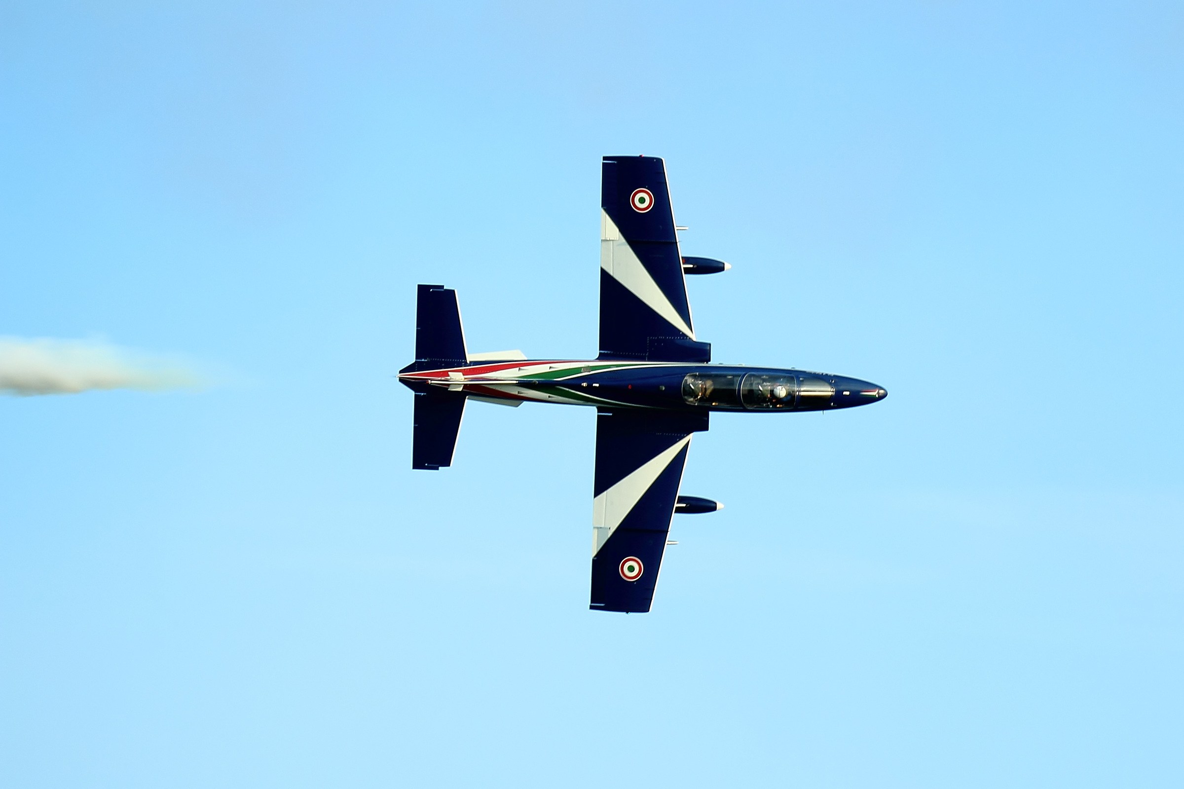 The solo blue arrows