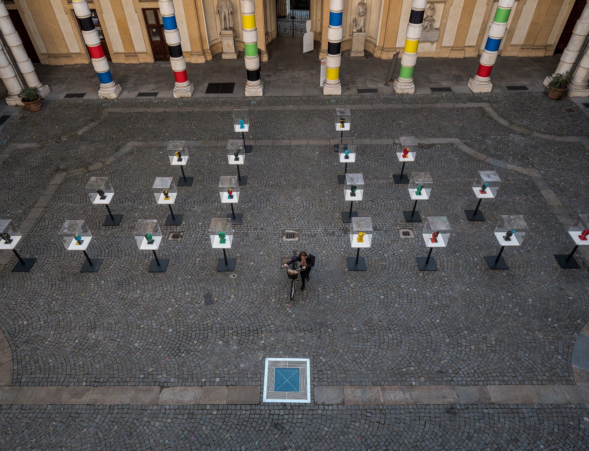 in solitaria con bici  attraverso la mostra........