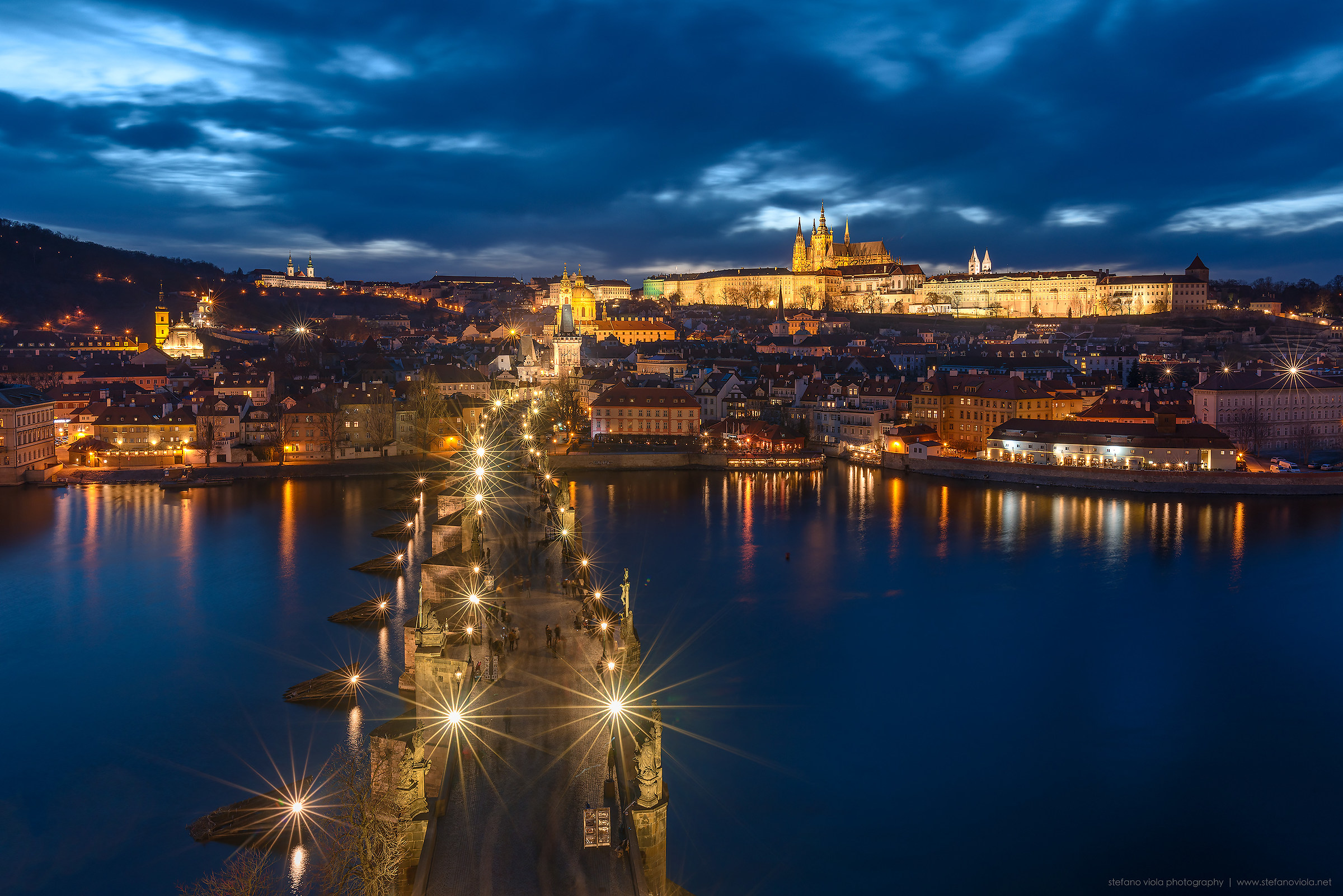 Praga, ora blu sul Ponte Carlo