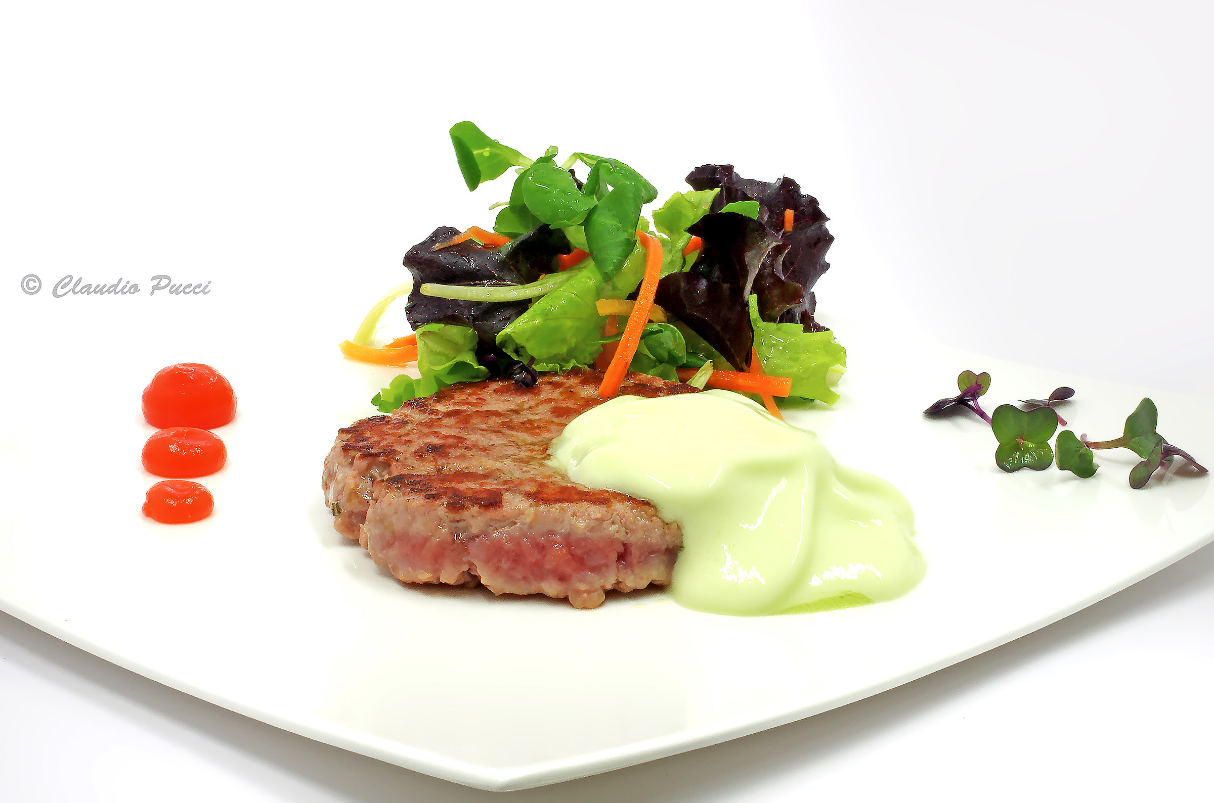 Hamburger di tonno con spuma al cetriolo e gel al pomod